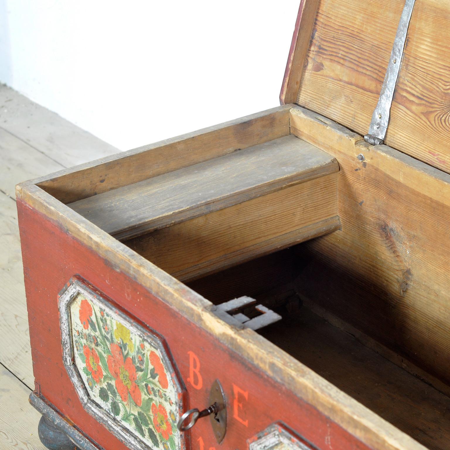 Cassapanca nuziale in stile folkloristico del 1849 In condizioni buone in vendita a Amsterdam, Noord Holland