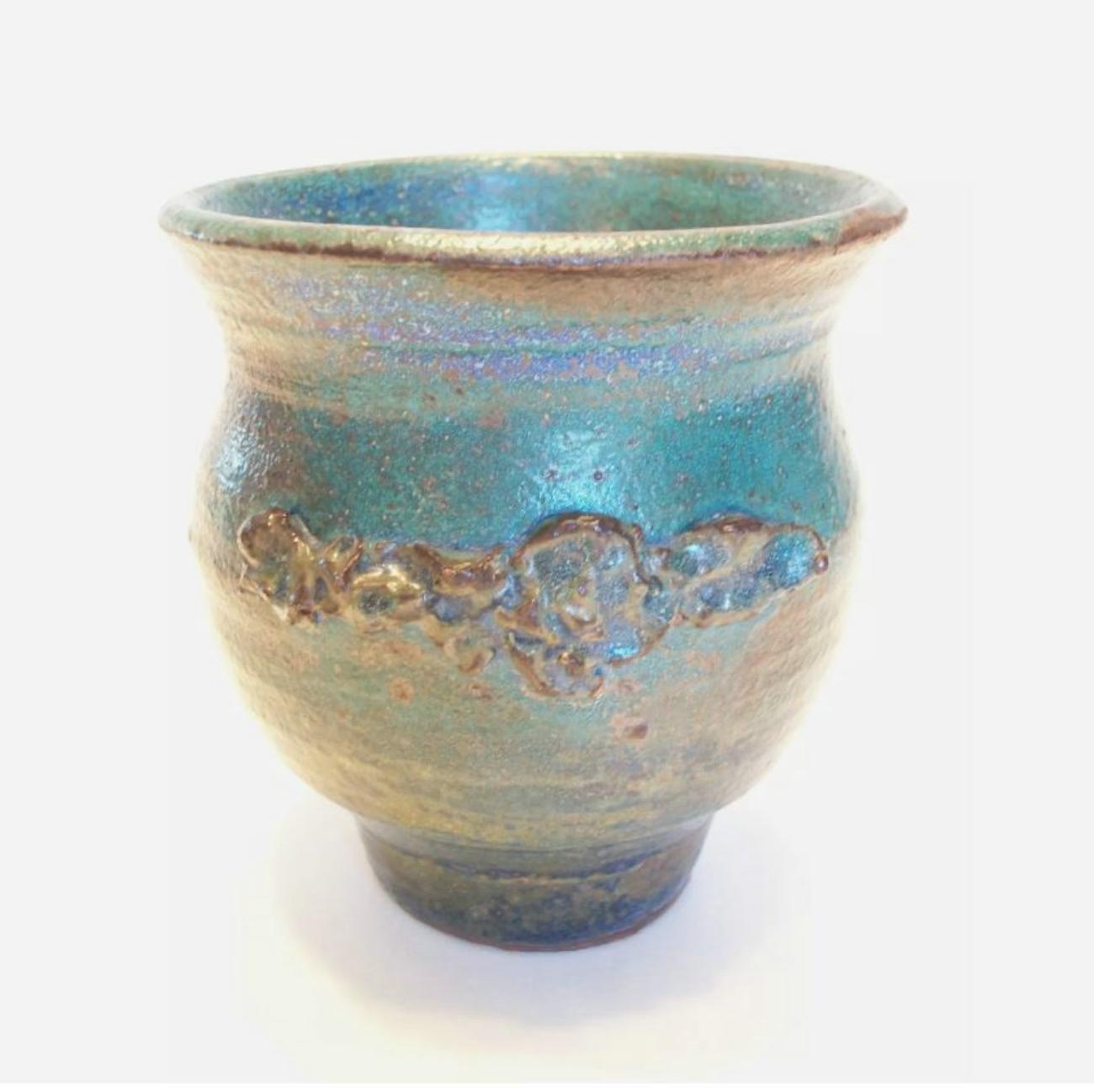 Vase/pot vintage en poterie de studio émaillée d'art populaire avec décoration florale appliquée - petit format - signé et daté sur la base - Canada - circa 1974.

Excellent état vintage - pas de perte - pas de dommage - pas de réparation - forme
