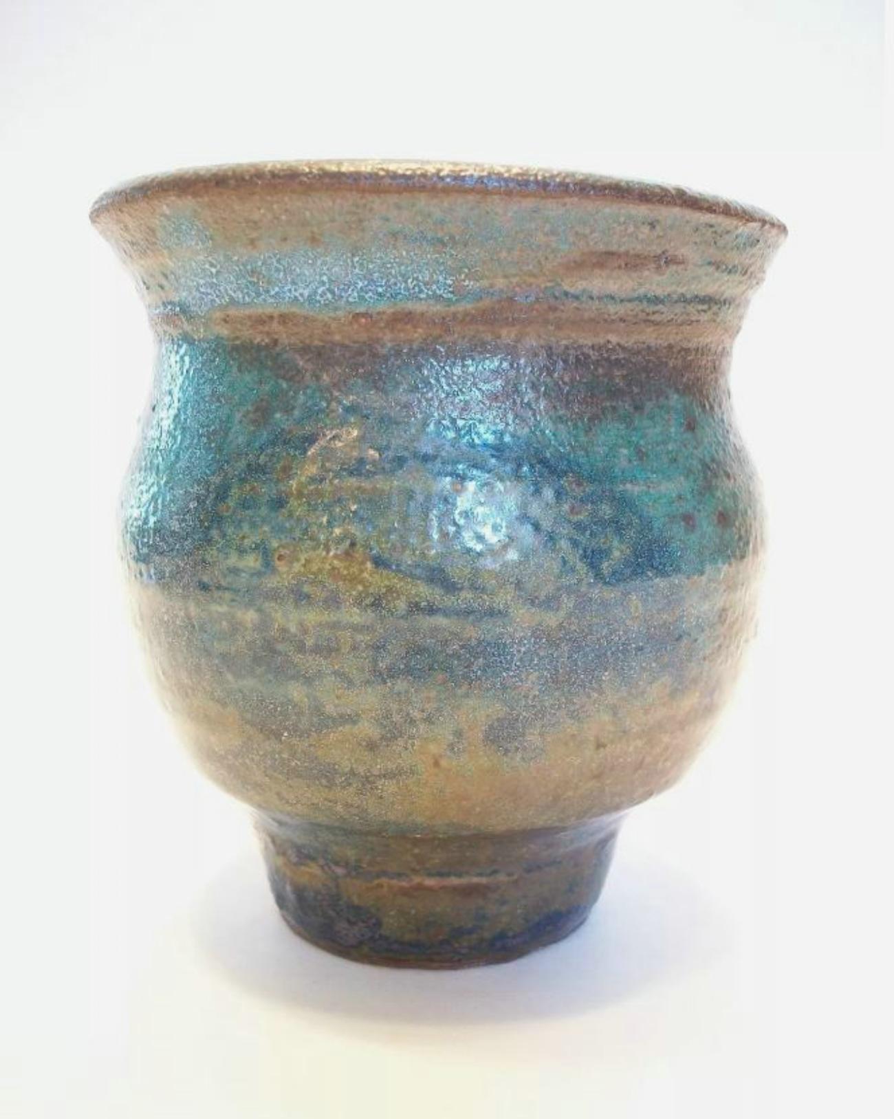 Vernissé Pot d'art populaire tourné à la roue avec décoration appliquée - Signé - Canada - Circa 1974 en vente