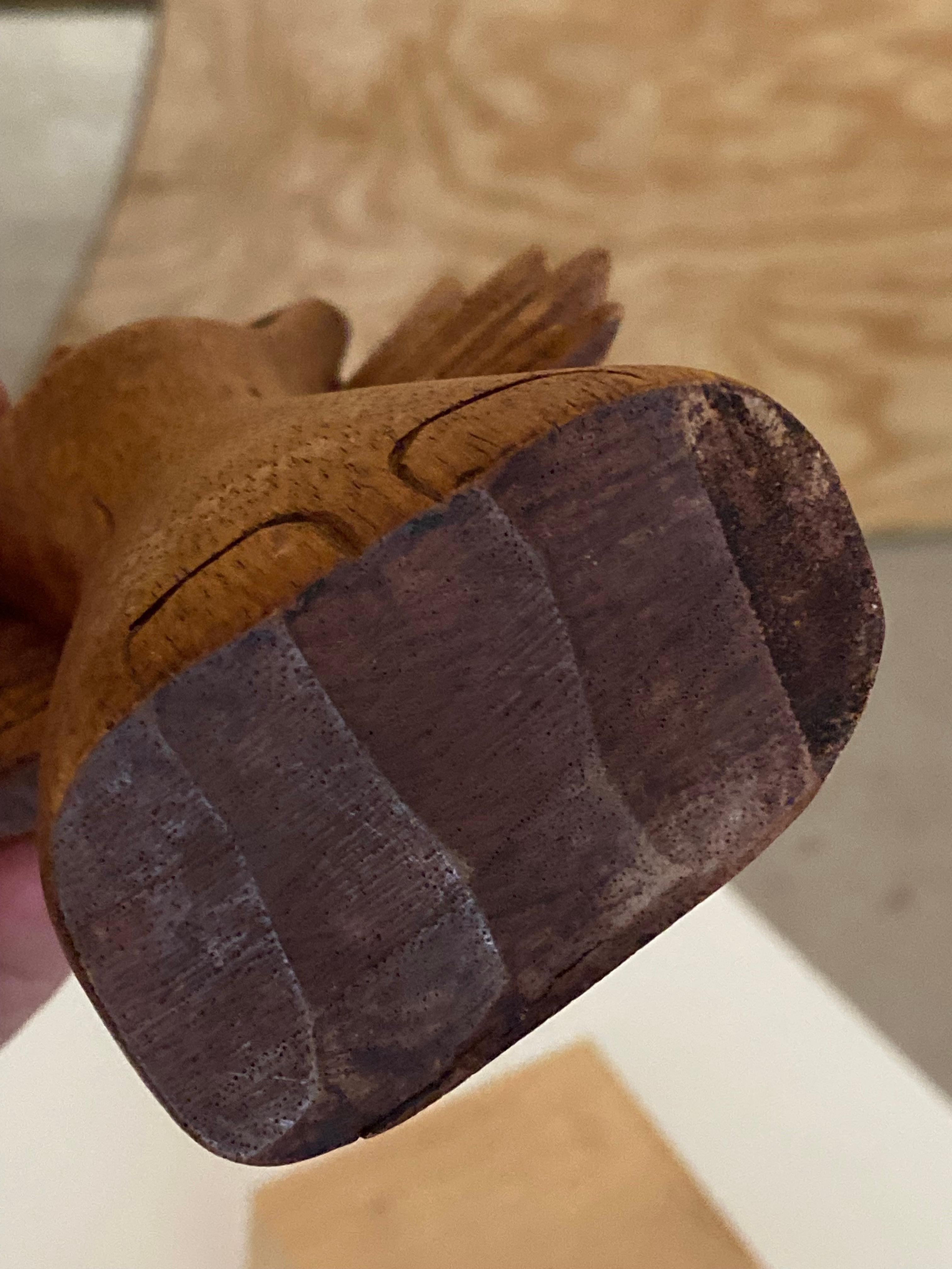 La figura angelica messicana intagliata a mano su un piedistallo a cubo di pino personalizzato animerà la tua libreria, il tuo tavolino o sarà un regalo meraviglioso.

Mescolare pezzi speciali in collezioni è uno dei nostri passatempi preferiti, e