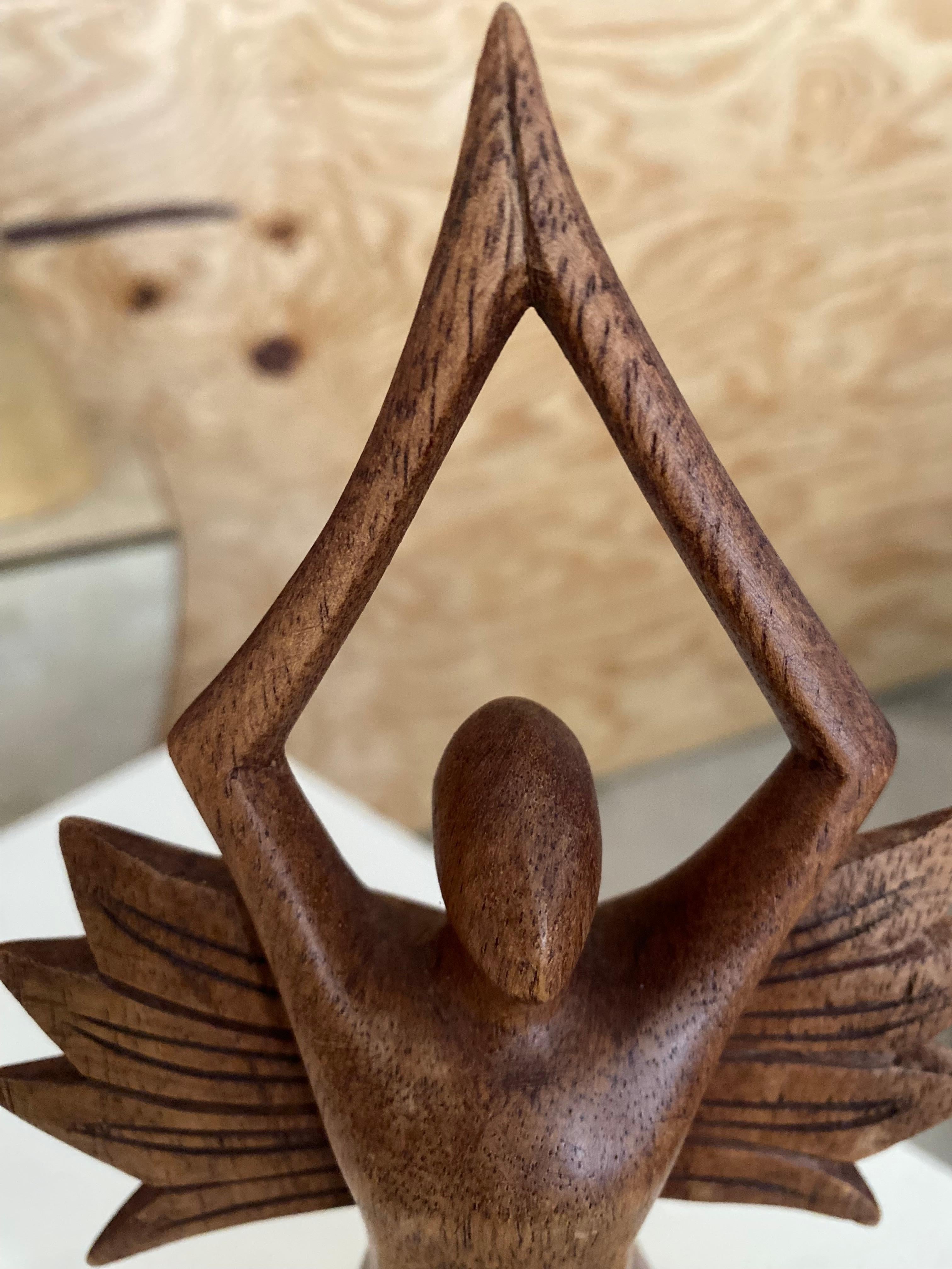 Intagliato a mano Scultura figurativa alata di arte popolare in vendita
