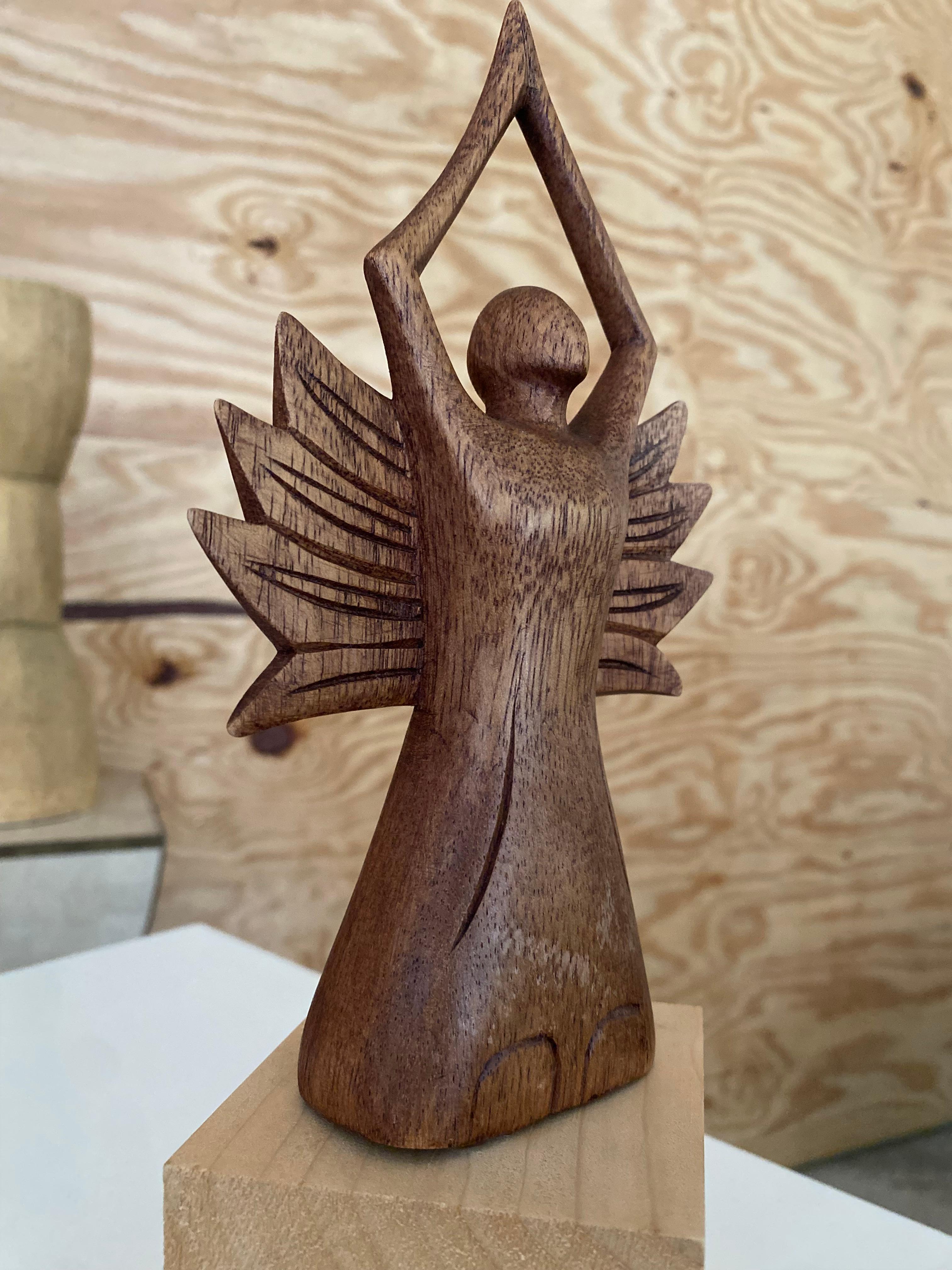 Legno Scultura figurativa alata di arte popolare in vendita