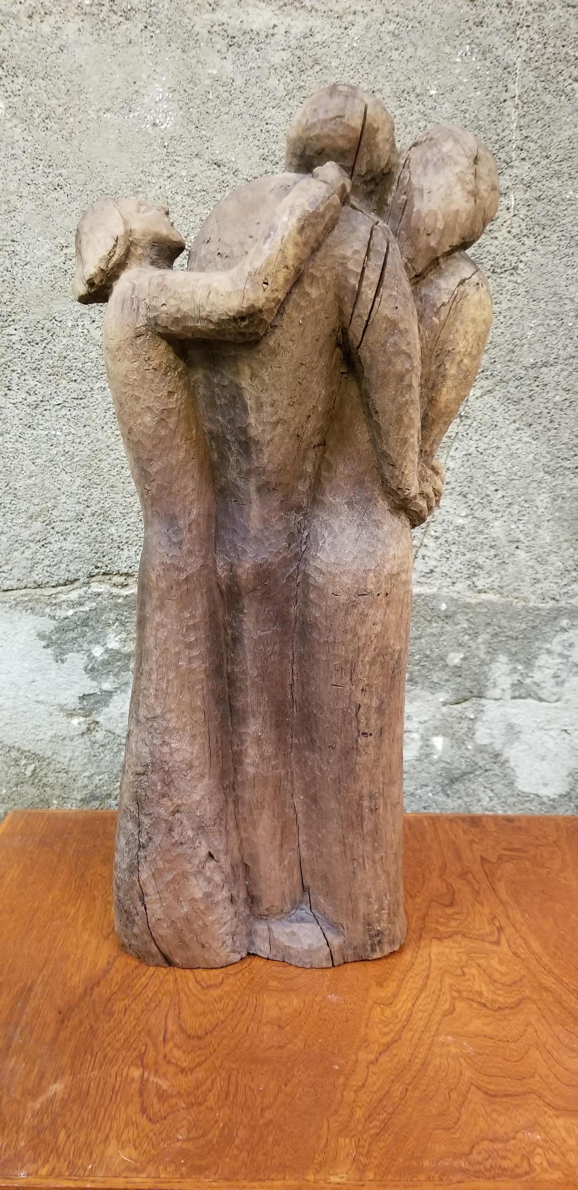 Folk Art Wood Carved Sculpture of 3 Embracing Figures (Volkskunst) im Angebot