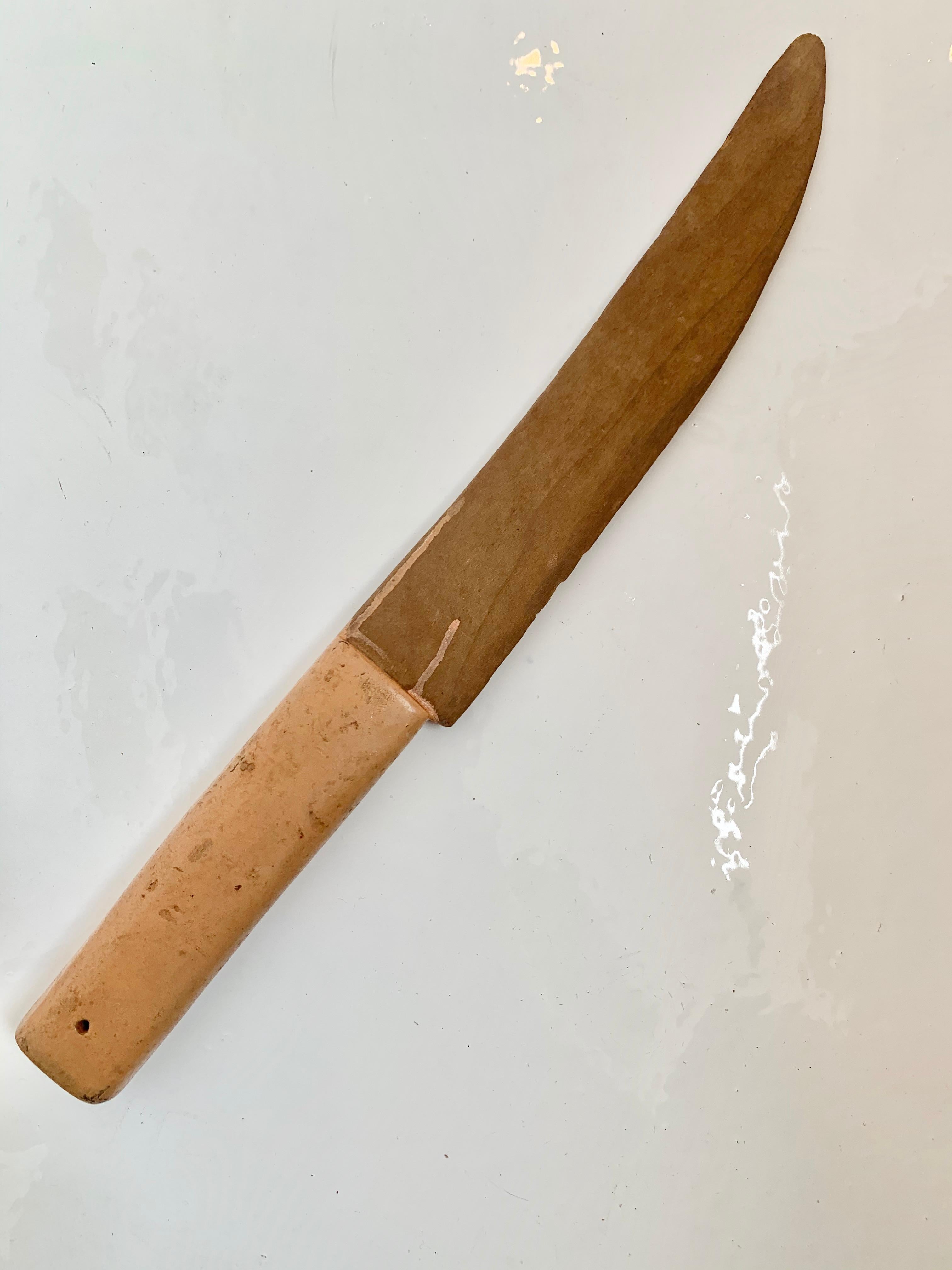 Fantastische Holzschnitzerei eines Messers. Knapp 15