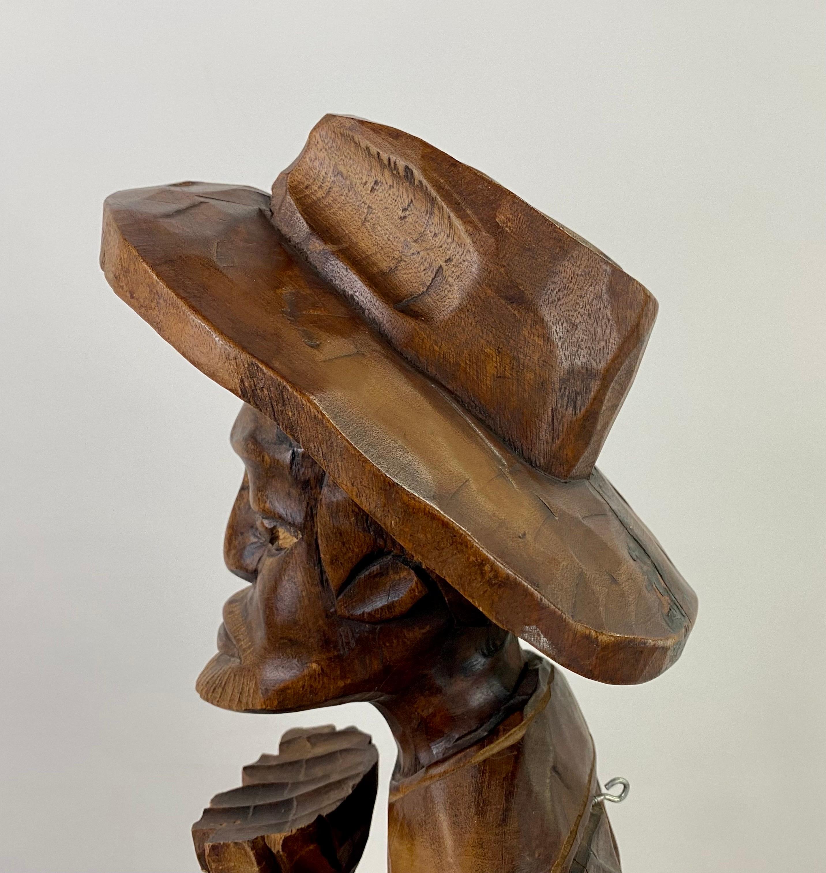 Sculpture en bois d'art populaire d'un  Homme des Caraïbes tenant un ananas  en vente 4