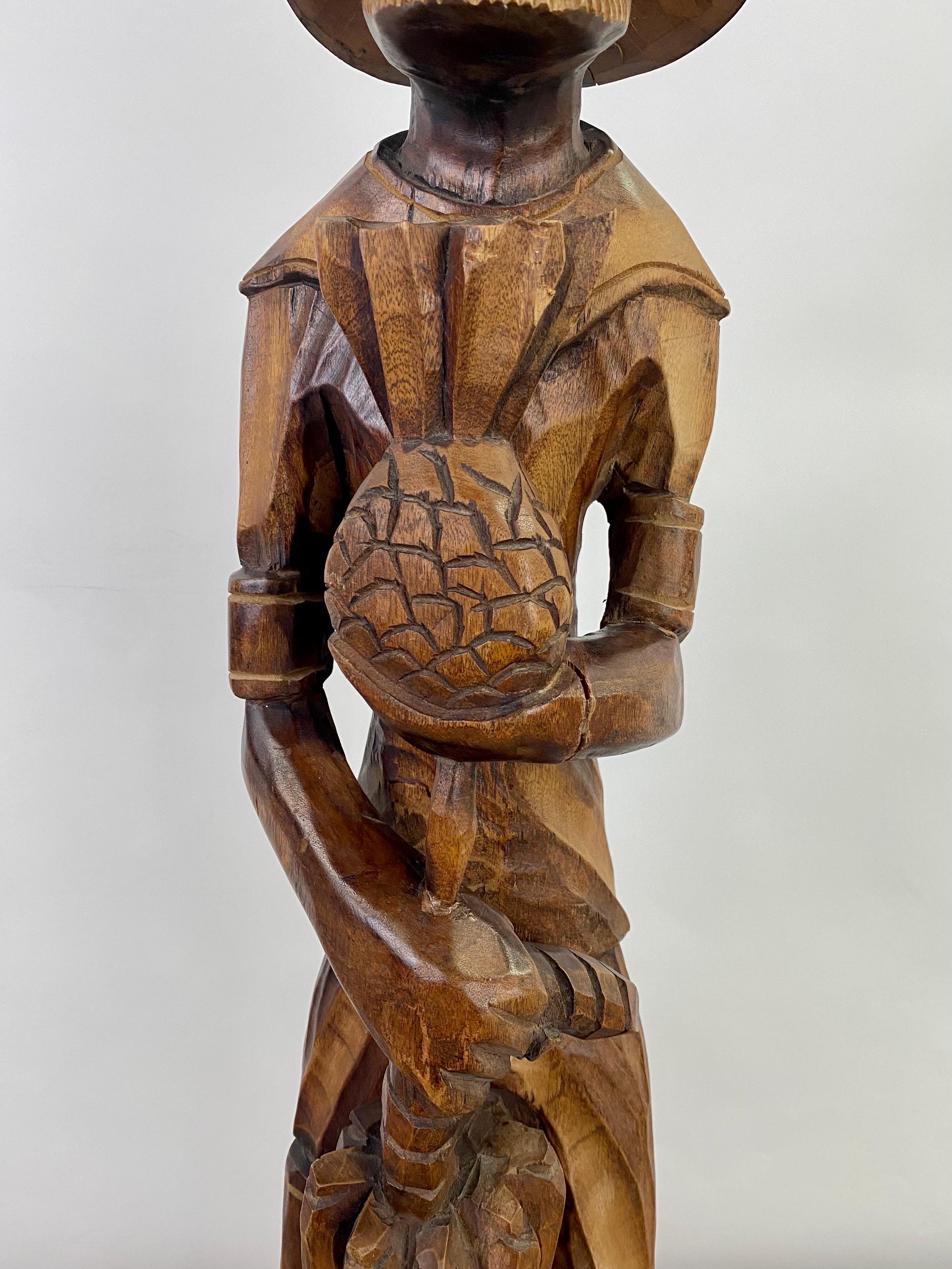 Artisanat Sculpture en bois d'art populaire d'un  Homme des Caraïbes tenant un ananas  en vente