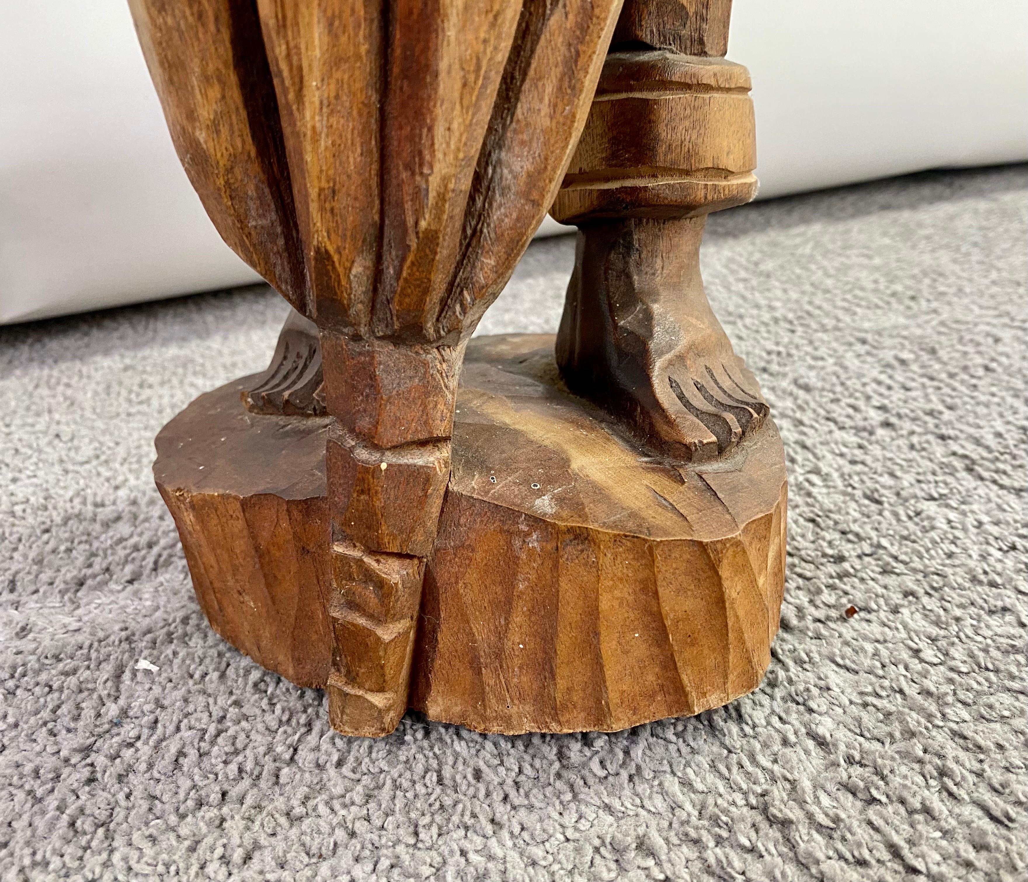 Sculpté à la main Sculpture en bois d'art populaire d'un  Homme des Caraïbes tenant un ananas  en vente