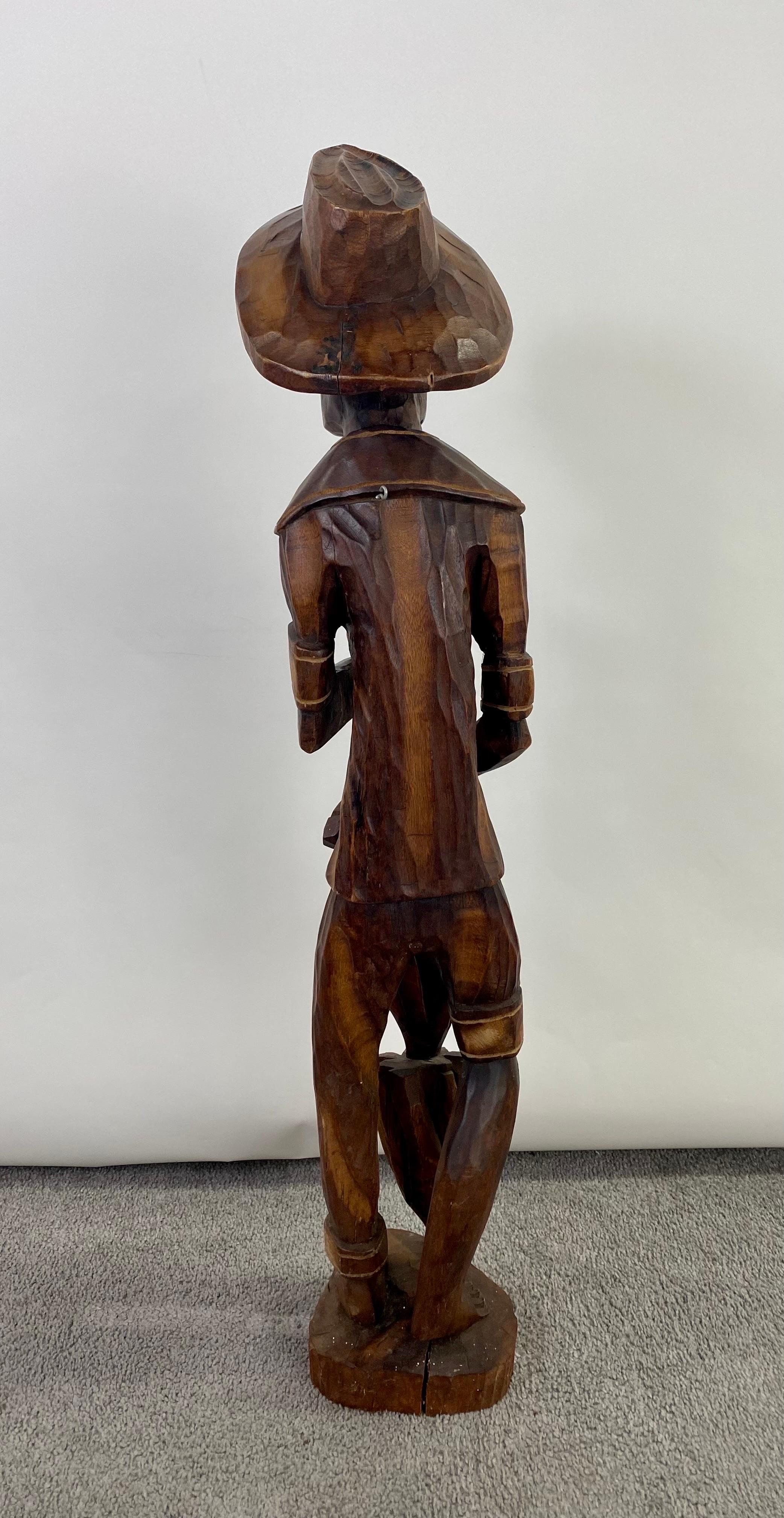 20ième siècle Sculpture en bois d'art populaire d'un  Homme des Caraïbes tenant un ananas  en vente