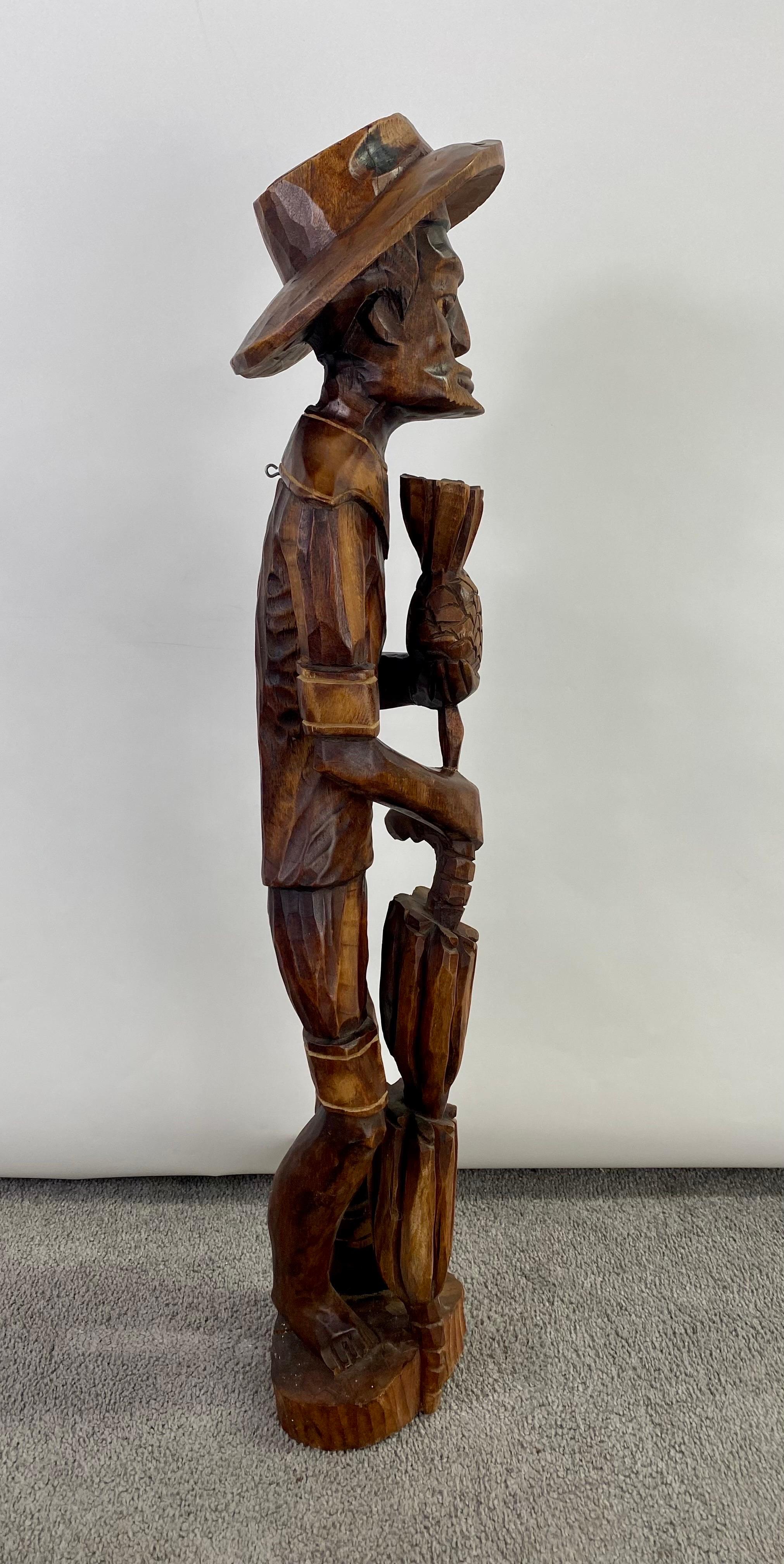 Bois Sculpture en bois d'art populaire d'un  Homme des Caraïbes tenant un ananas  en vente