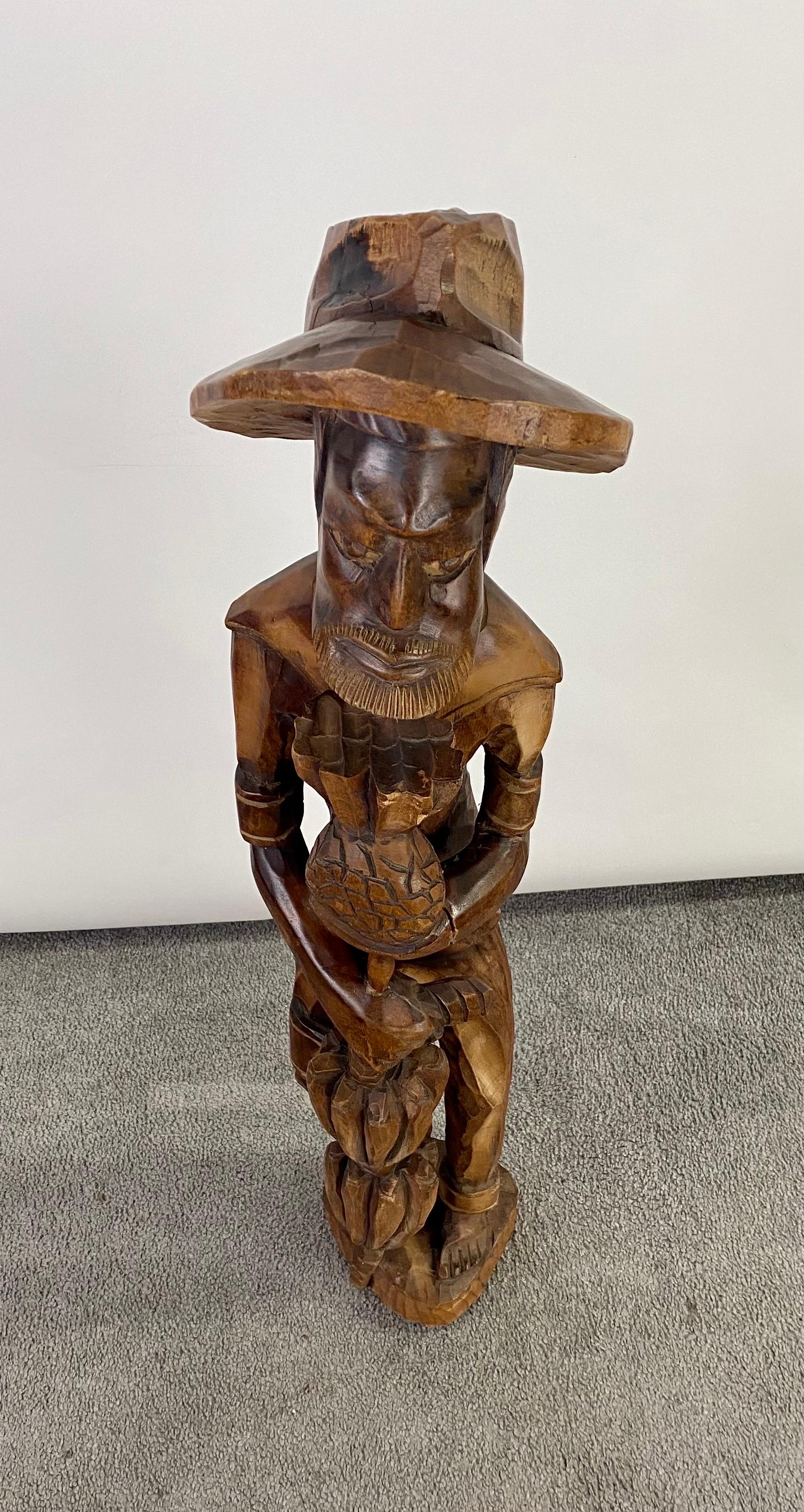 Sculpture en bois d'art populaire d'un  Homme des Caraïbes tenant un ananas  en vente 1