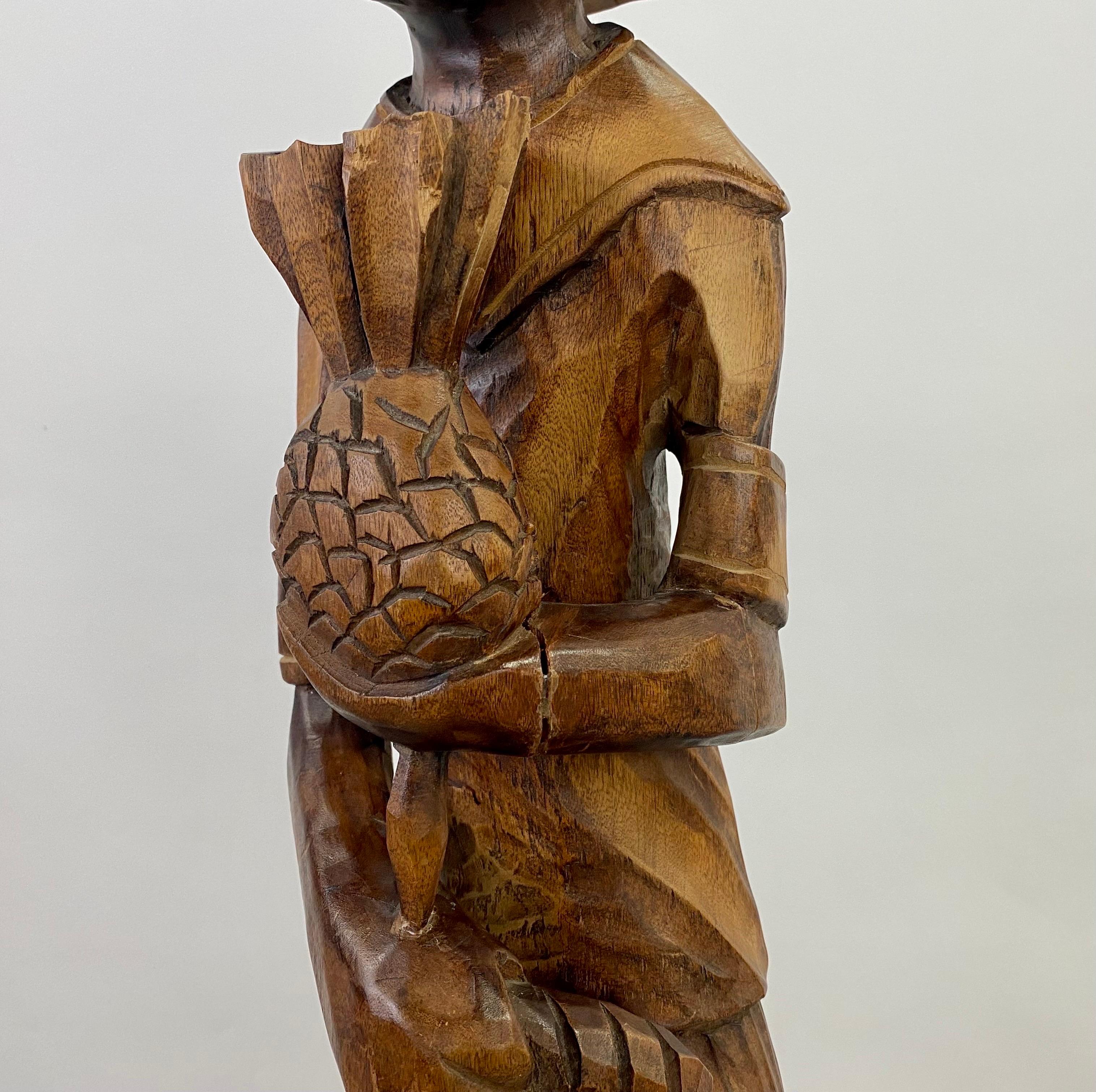 Sculpture en bois d'art populaire d'un  Homme des Caraïbes tenant un ananas  en vente 2