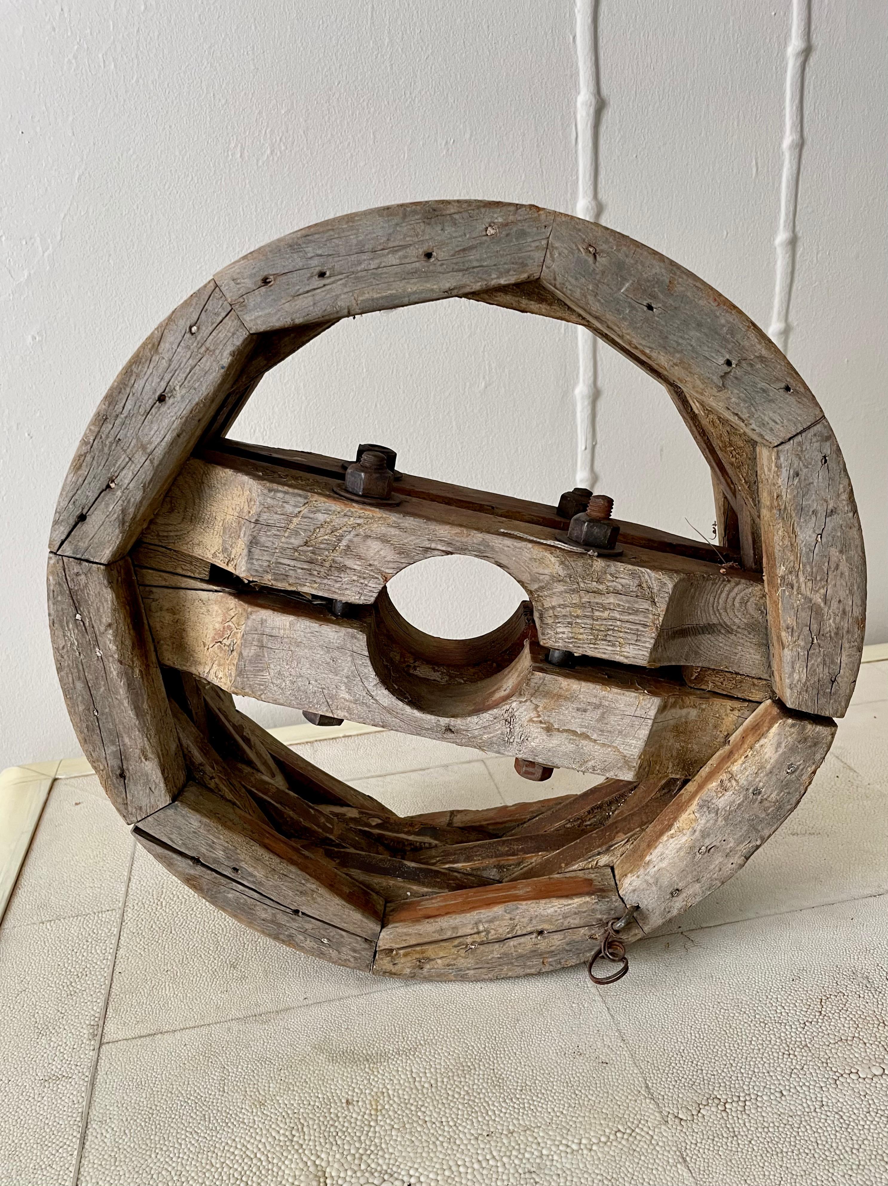 Élément sculptural roue en bois d'artisanat en vente 1