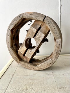 Élément sculptural roue en bois d'artisanat