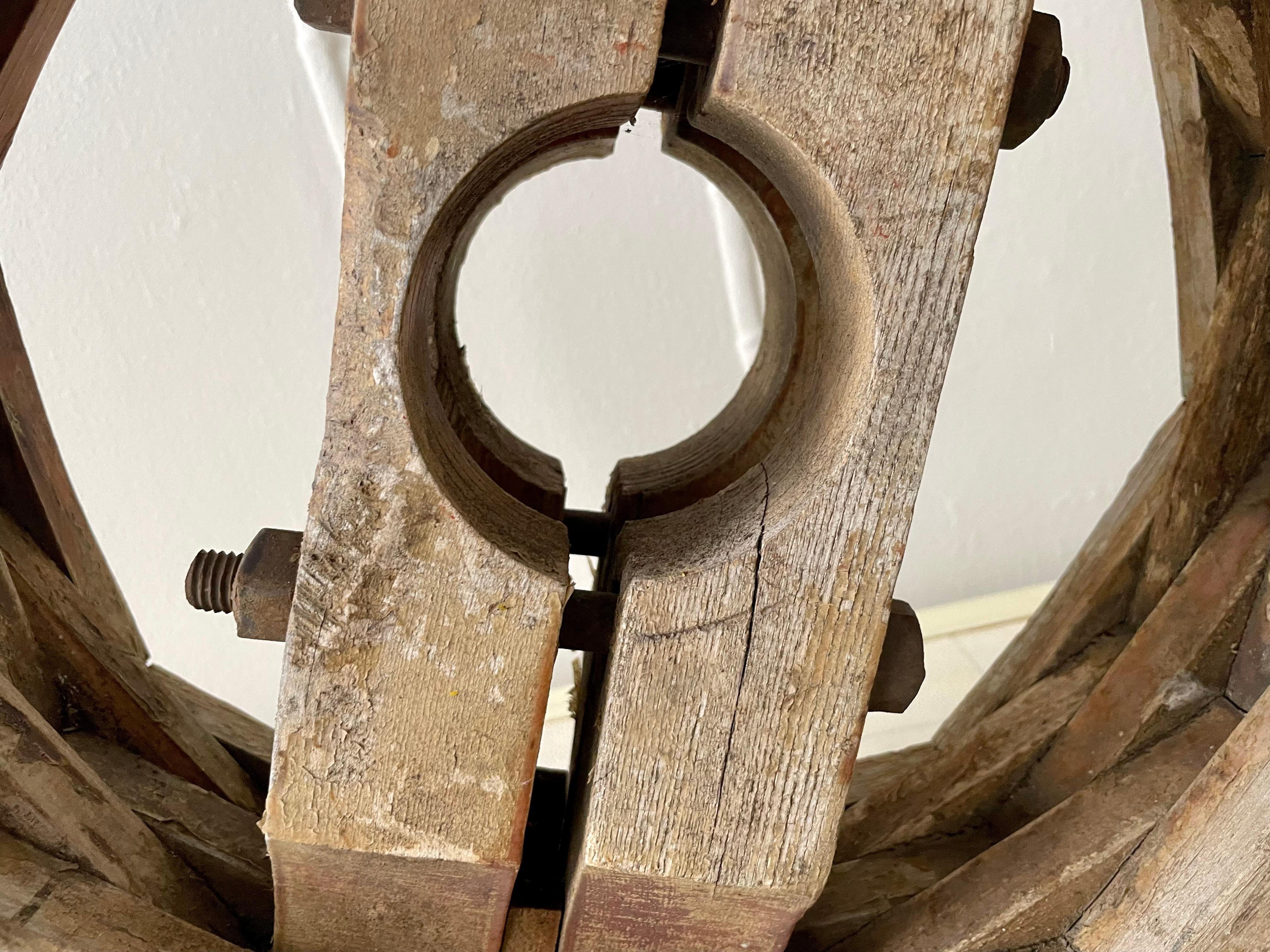 Artisanat Élément sculptural roue en bois d'artisanat en vente