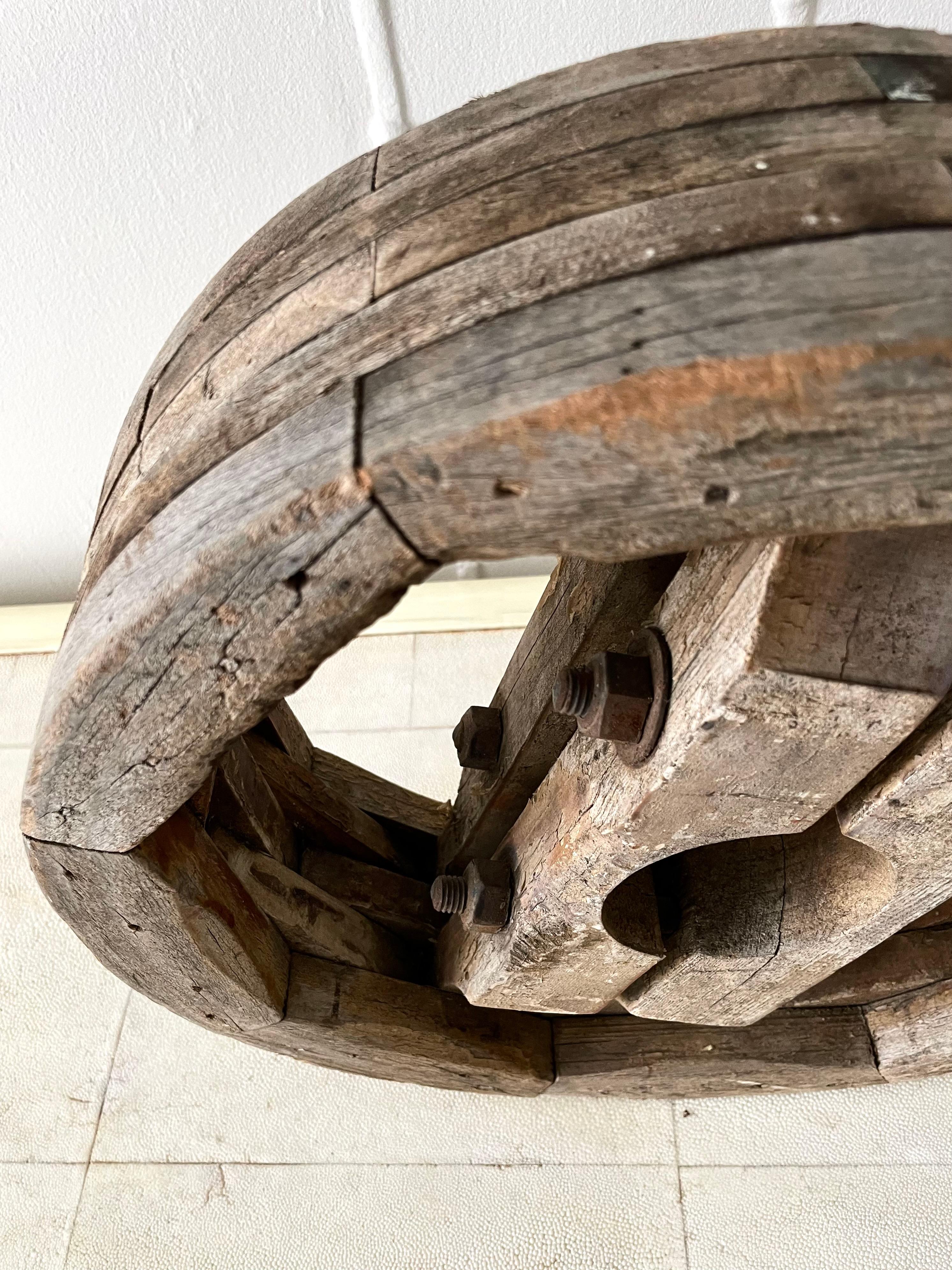 Fait main Élément sculptural roue en bois d'artisanat en vente