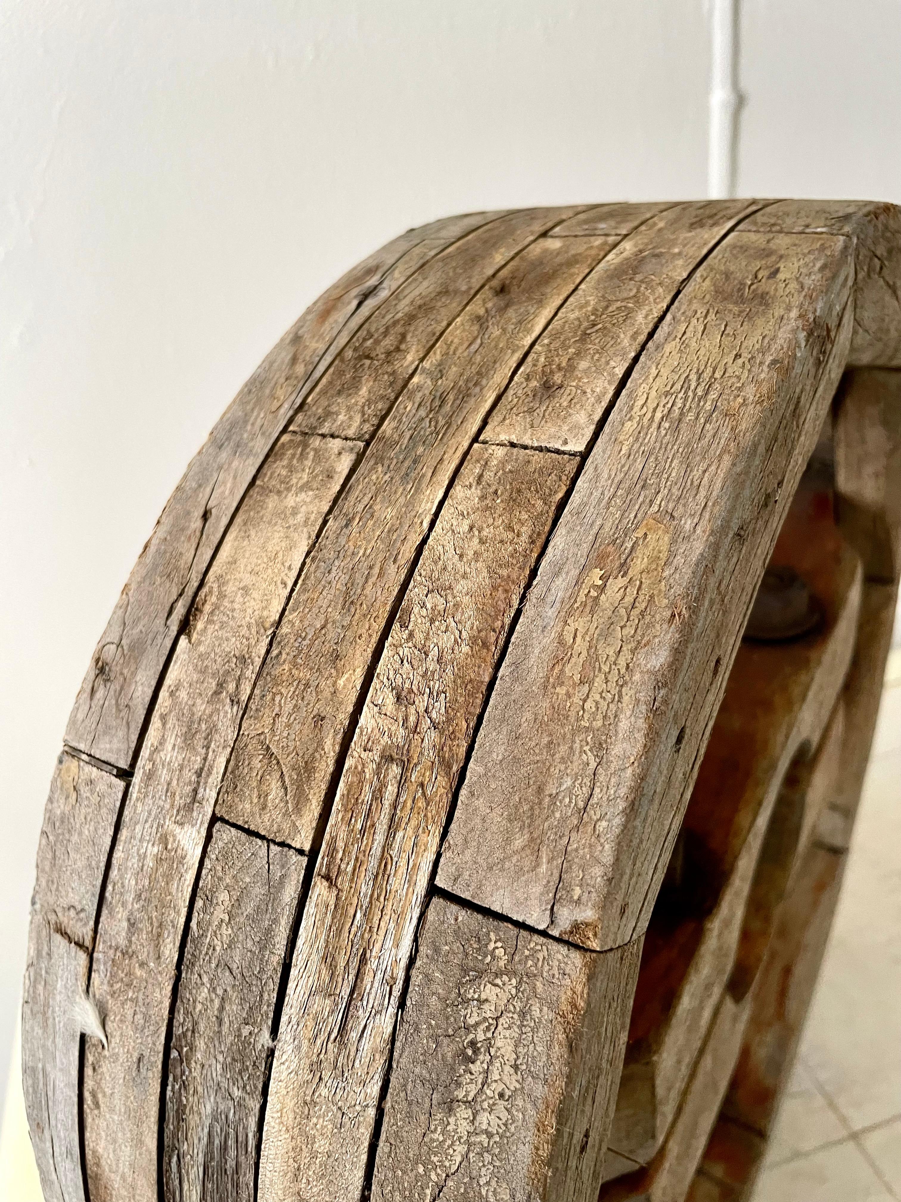 Acier Élément sculptural roue en bois d'artisanat en vente