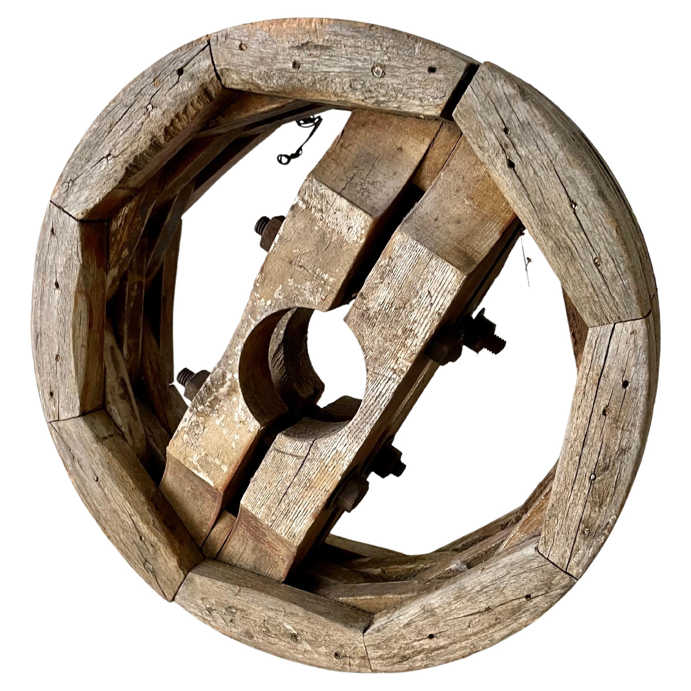 Élément sculptural roue en bois d'artisanat en vente