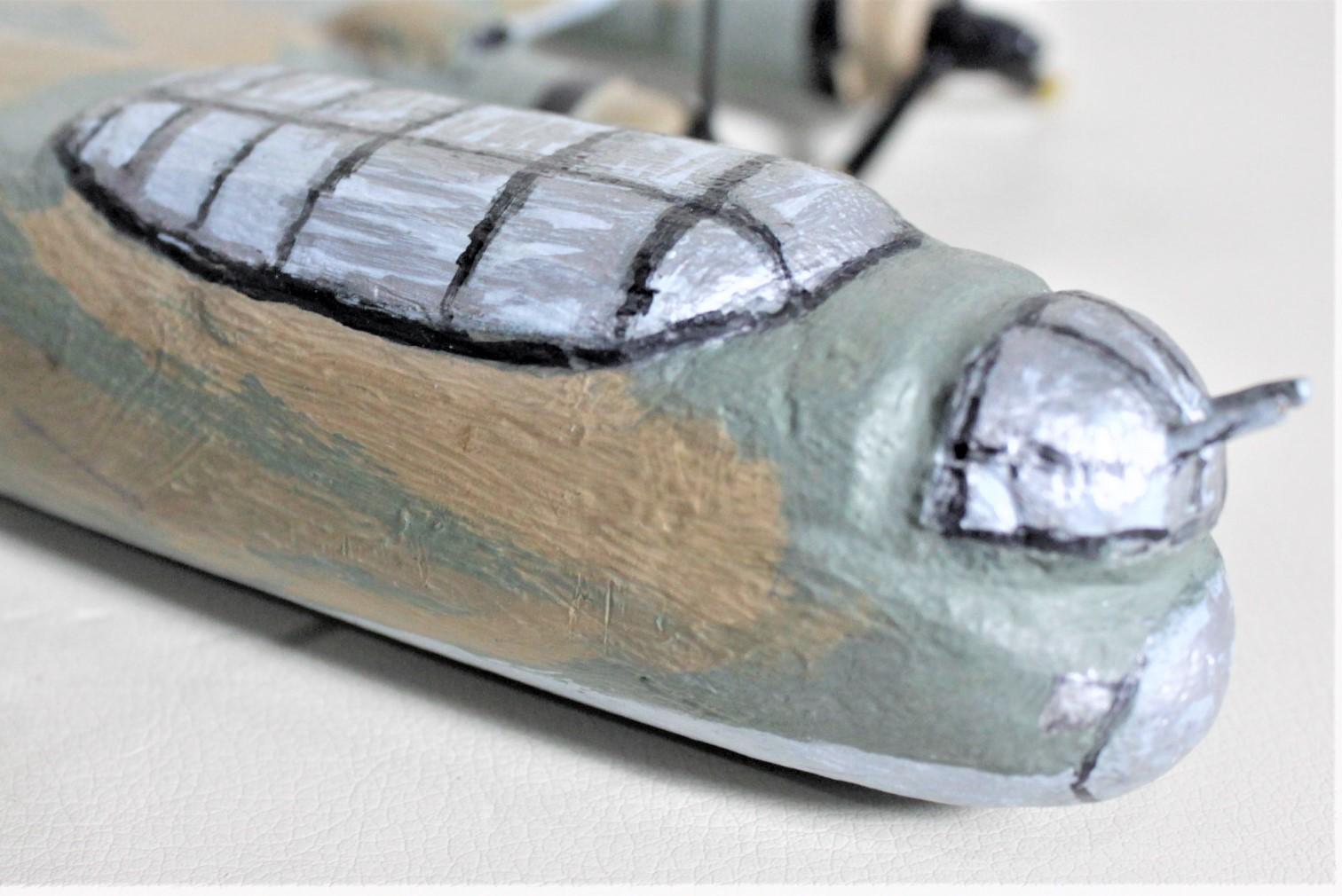 Modèle réduit d'avion en bois sculpté et peint à la main, bombardier Lancaster WW2 en vente 5