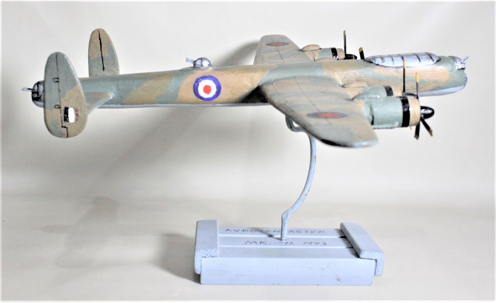 Cette maquette artisanale d'un bombardier Lancaster est signée sur la base, mais l'artiste n'a pas pu être identifié et est donc affiché comme Inconnu. Ce modèle d'avion en bois a vraisemblablement été fabriqué au Canada vers 1975 ou plus tard. Il