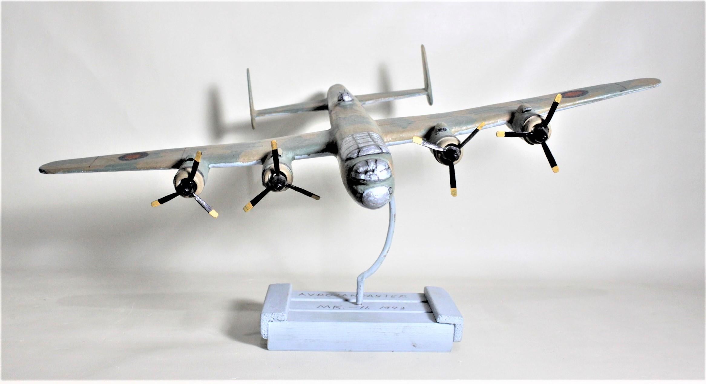 Canadien Modèle réduit d'avion en bois sculpté et peint à la main, bombardier Lancaster WW2 en vente