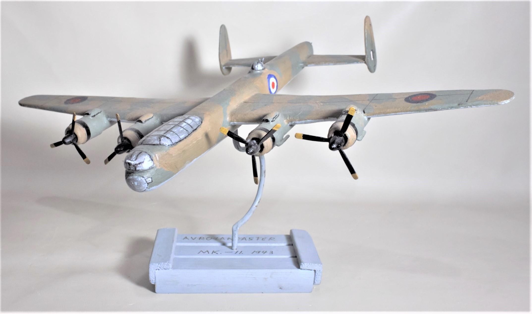 Sculpté Modèle réduit d'avion en bois sculpté et peint à la main, bombardier Lancaster WW2 en vente