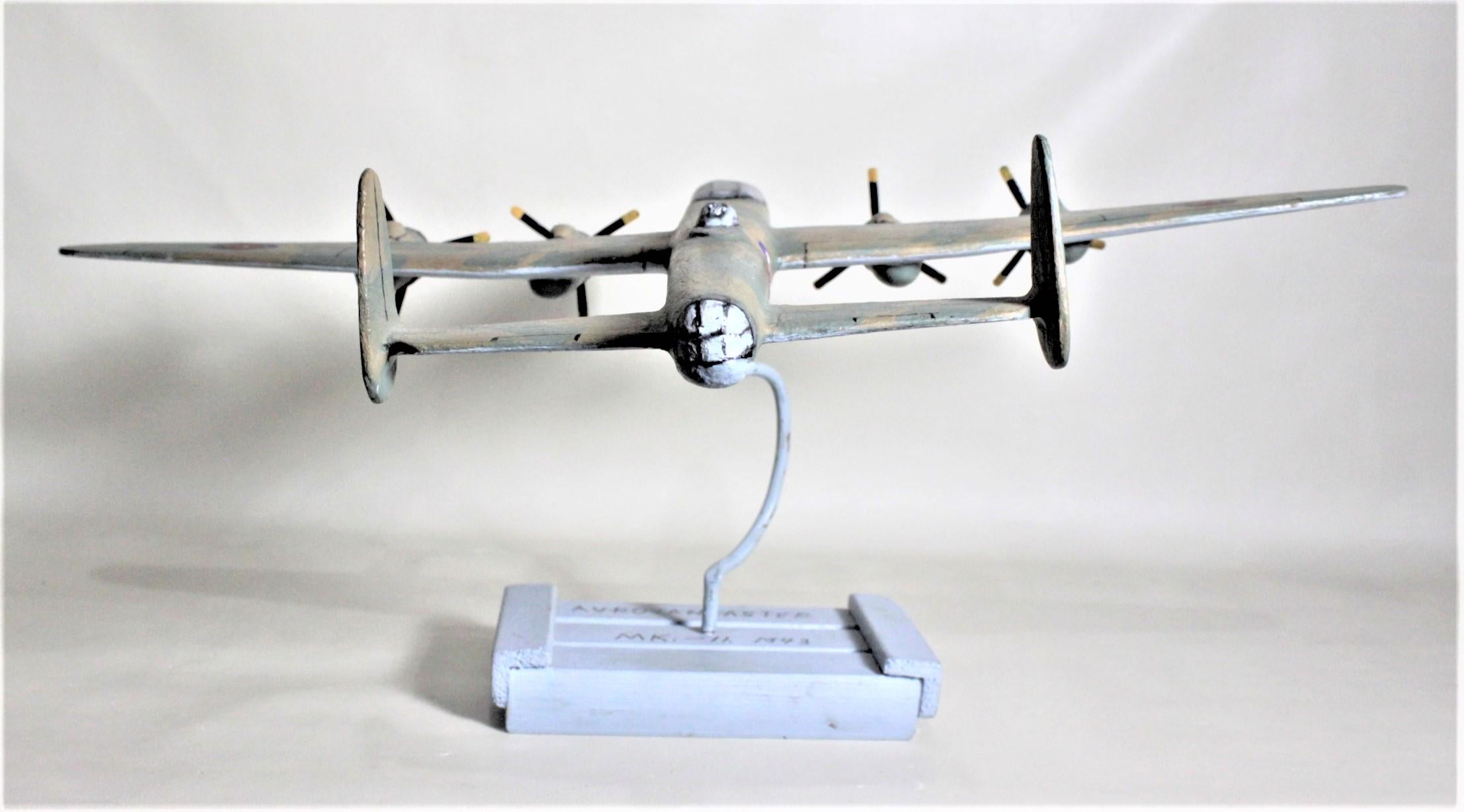 20ième siècle Modèle réduit d'avion en bois sculpté et peint à la main, bombardier Lancaster WW2 en vente
