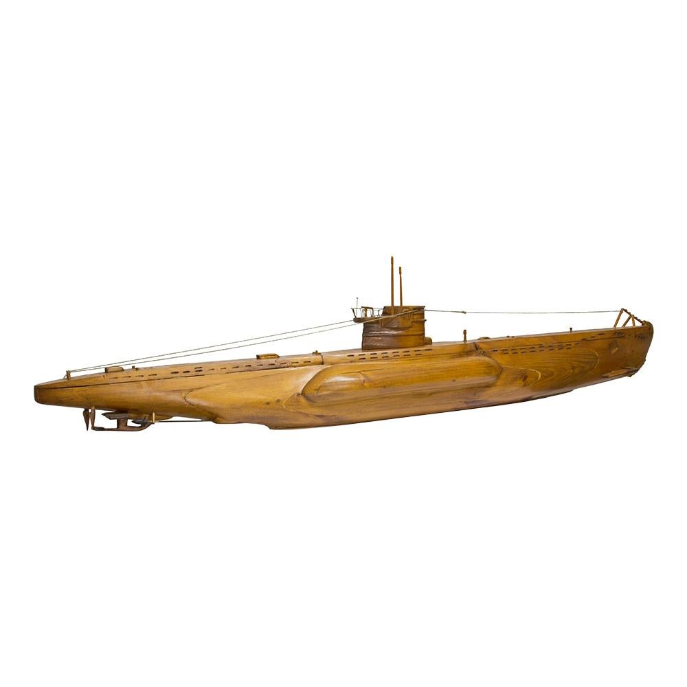 Sous-marin en bois d'art populaire