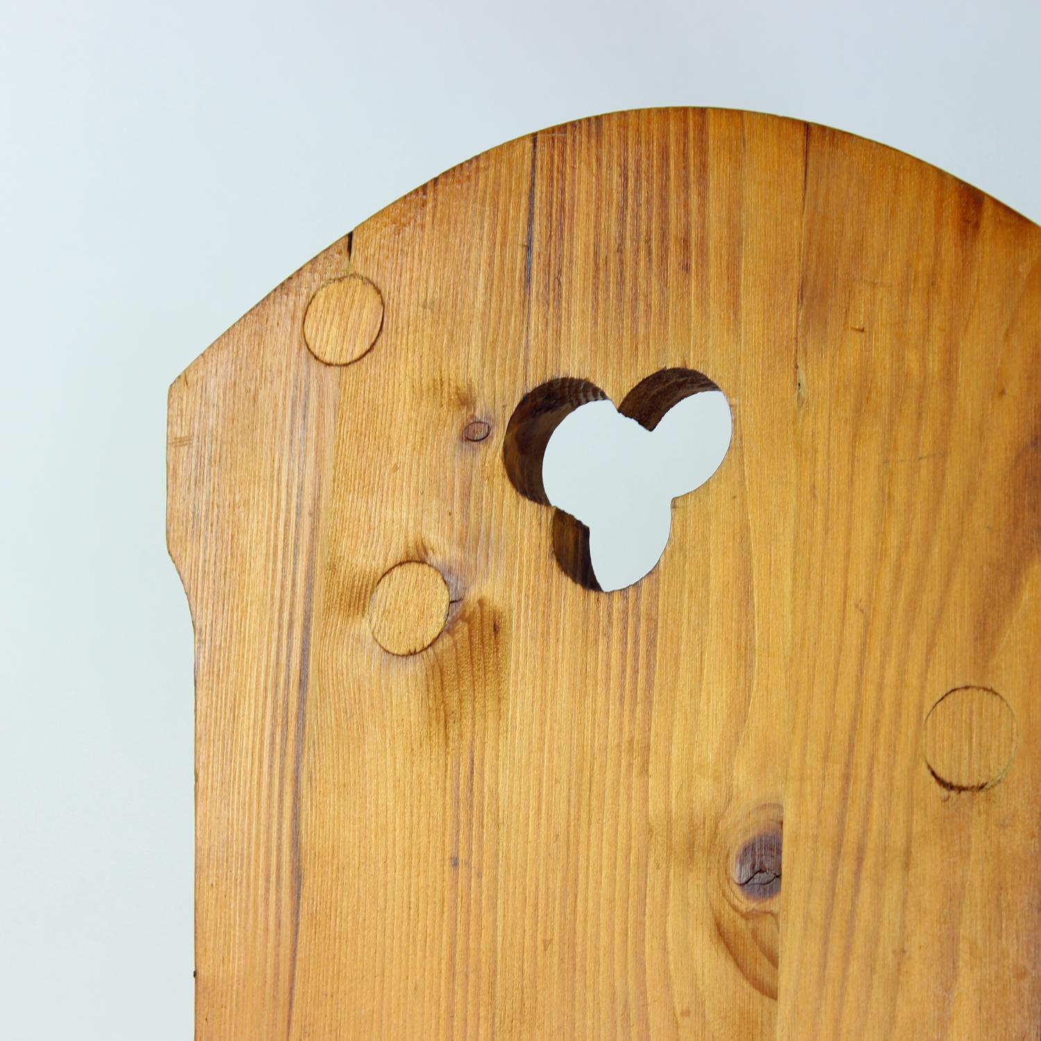 Folk Style Esszimmerstuhl aus Holz, Tschechoslowakei 1970er Jahre im Angebot 4