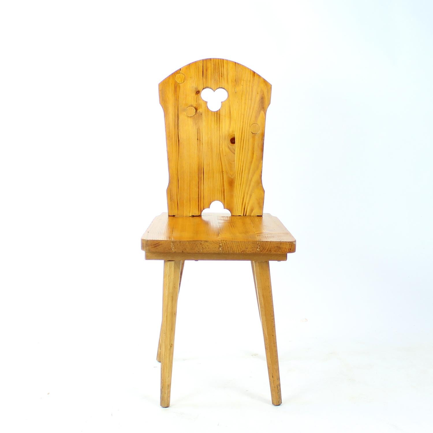 Ein wunderschöner Vintage-Stuhl aus Massivholz, der in den 1970er Jahren in der Tschechoslowakei im Rahmen der charakteristischen Designbewegung 