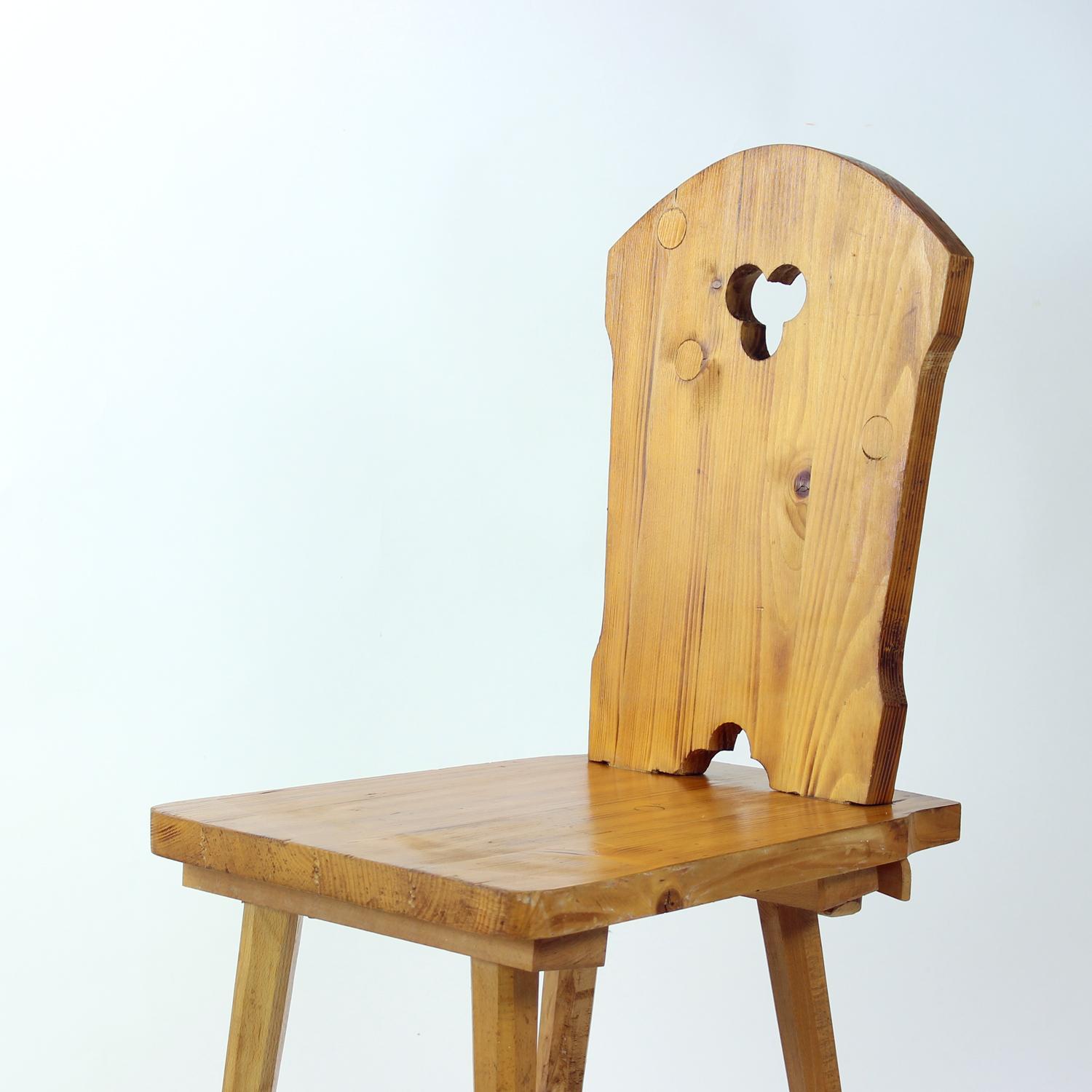Folk Style Esszimmerstuhl aus Holz, Tschechoslowakei 1970er Jahre (Volkskunst) im Angebot
