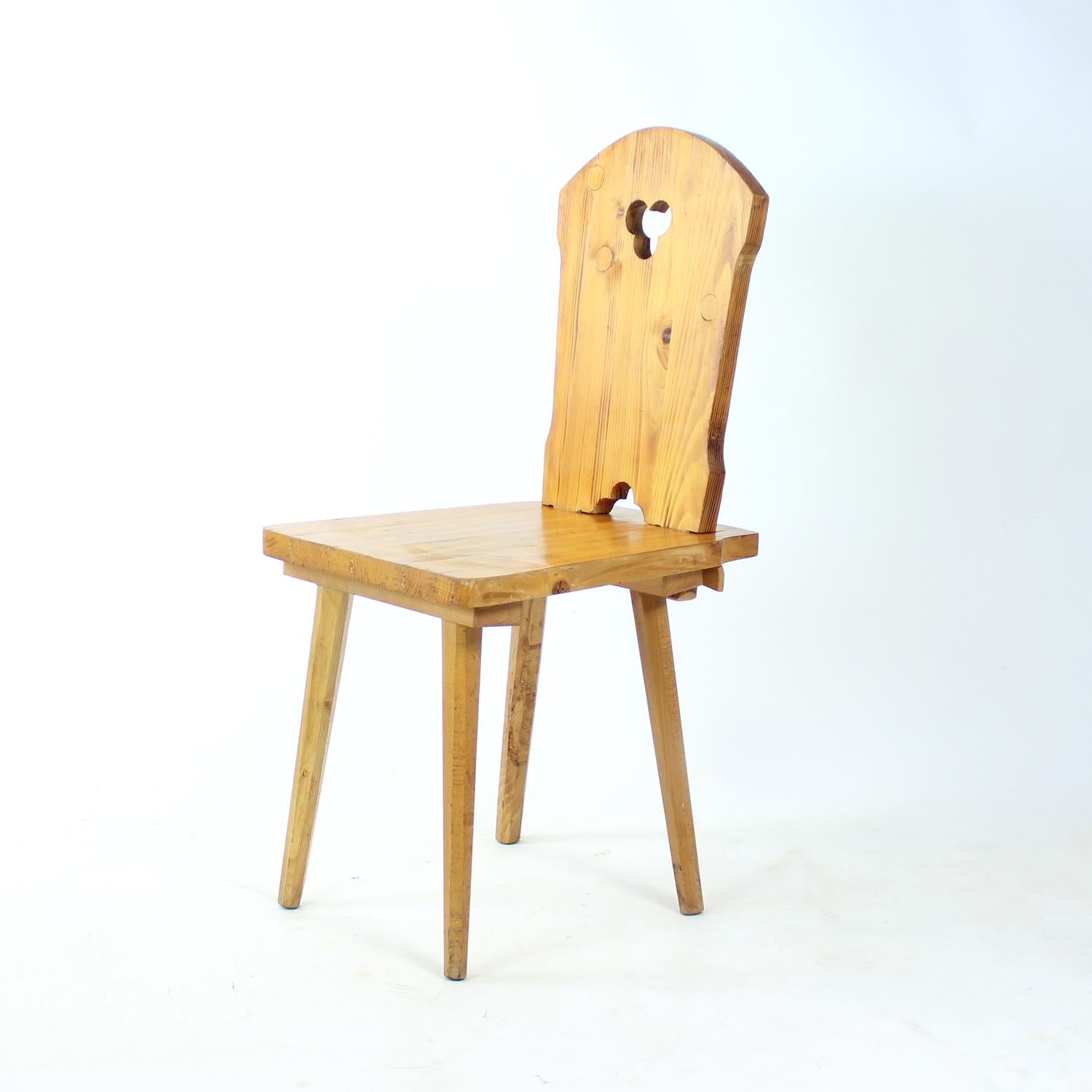 Folk Style Esszimmerstuhl aus Holz, Tschechoslowakei 1970er Jahre (Tschechisch) im Angebot
