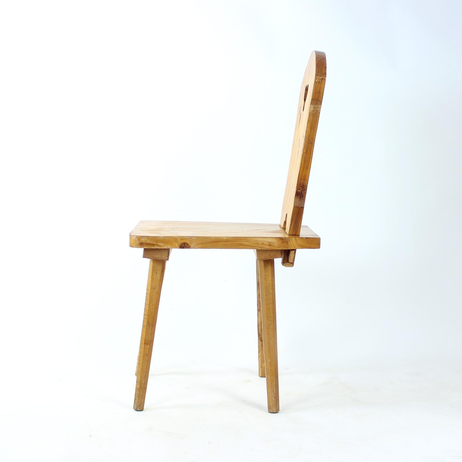 Folk Style Esszimmerstuhl aus Holz, Tschechoslowakei 1970er Jahre im Zustand „Gut“ im Angebot in Zohor, SK
