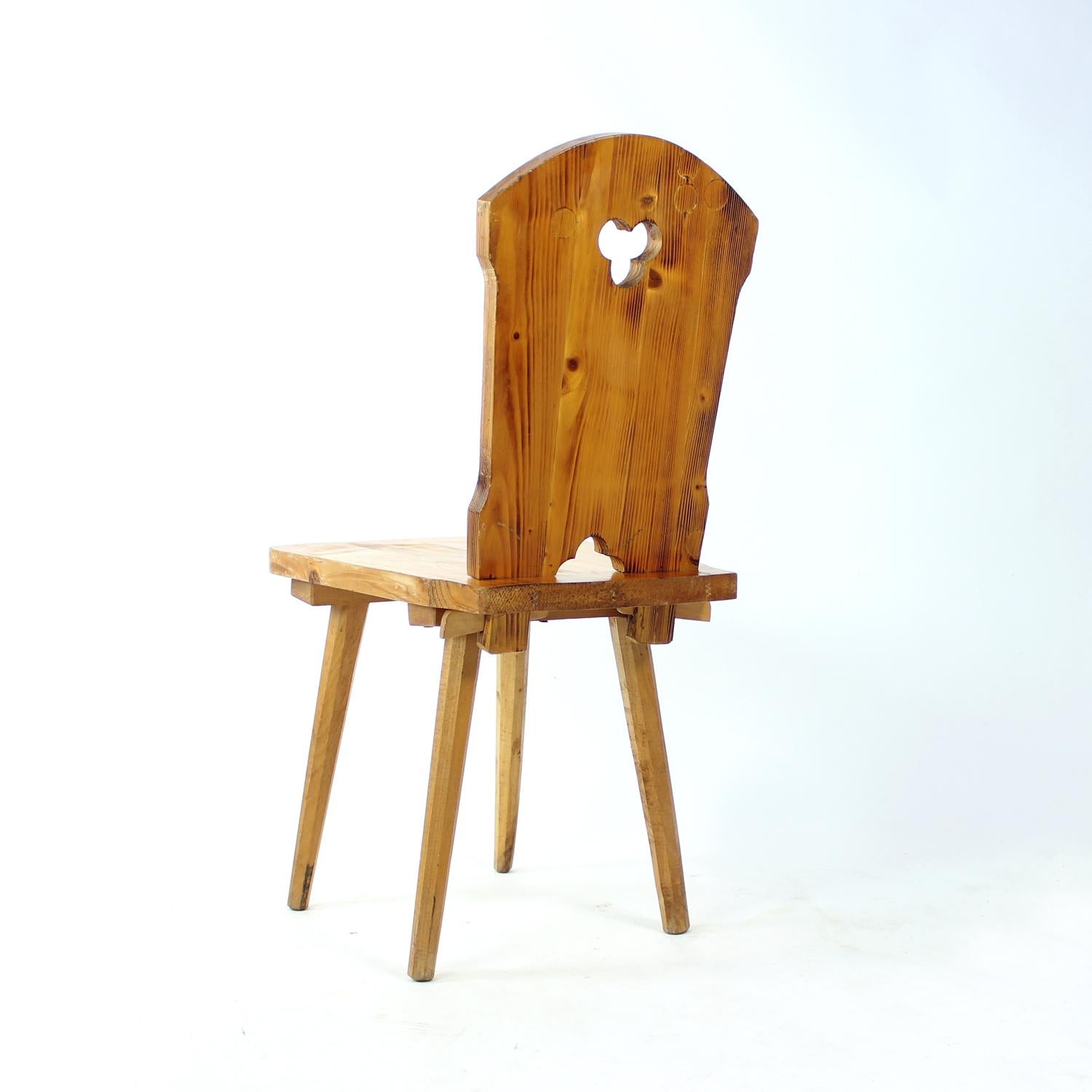 Folk Style Esszimmerstuhl aus Holz, Tschechoslowakei 1970er Jahre (Ende des 20. Jahrhunderts) im Angebot
