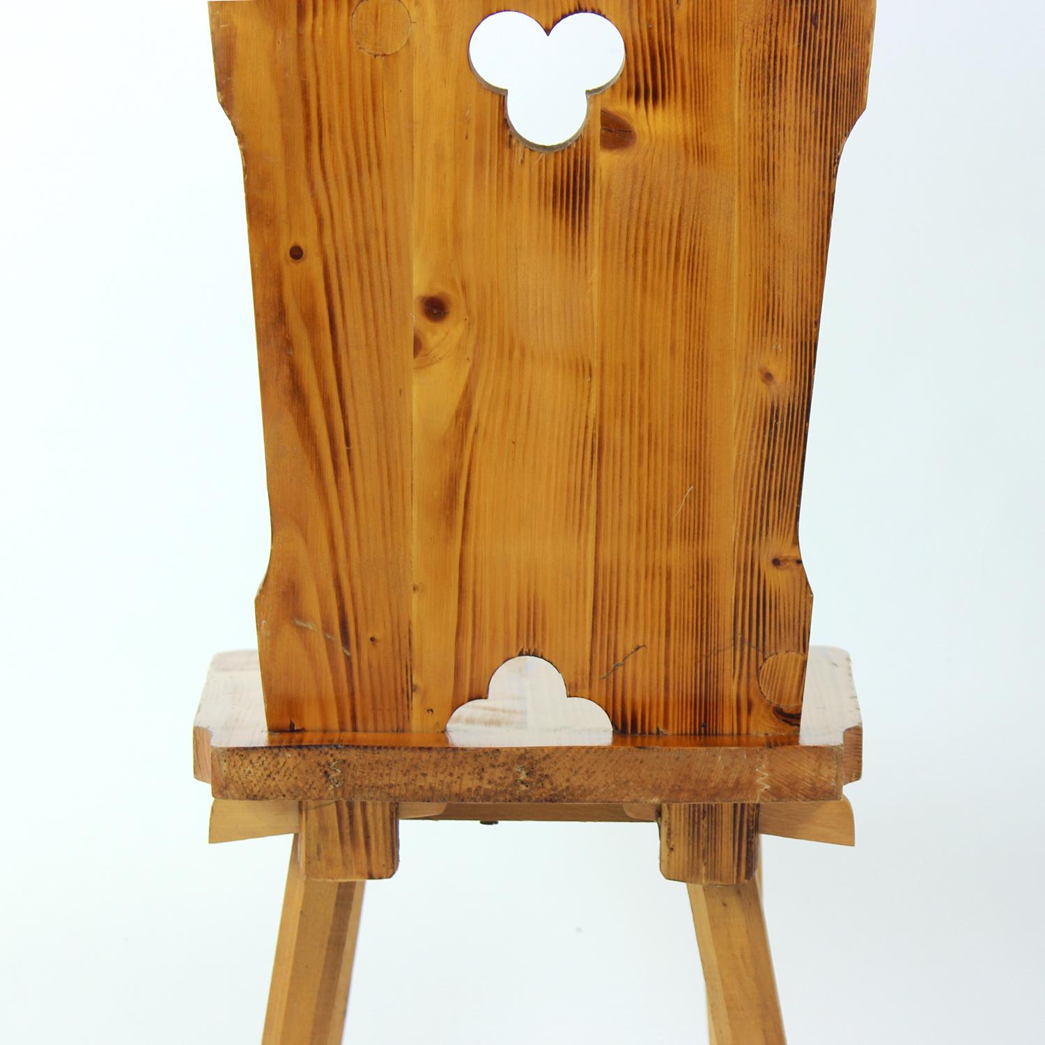 Folk Style Esszimmerstuhl aus Holz, Tschechoslowakei 1970er Jahre (Kiefernholz) im Angebot