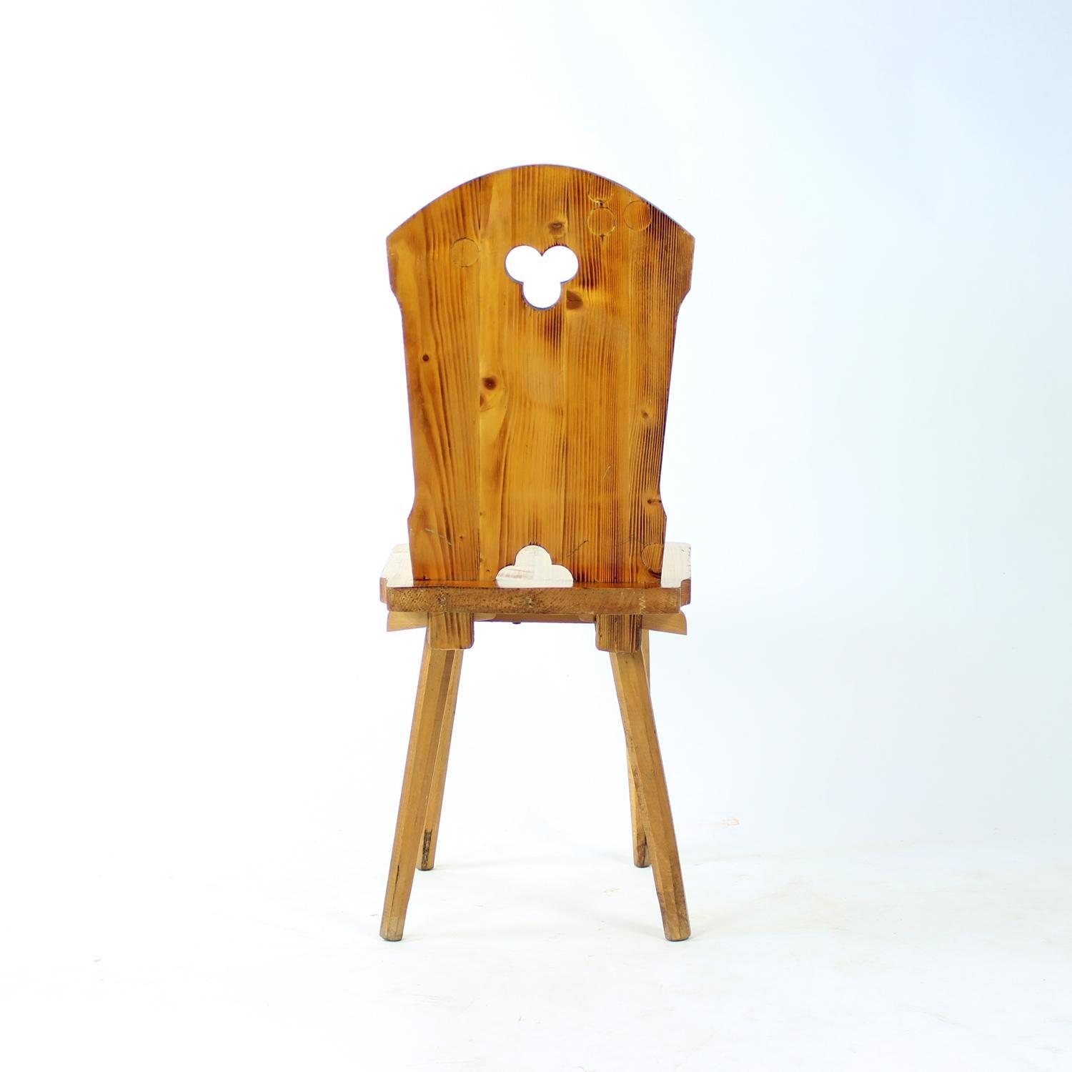 Folk Style Esszimmerstuhl aus Holz, Tschechoslowakei 1970er Jahre im Angebot 1