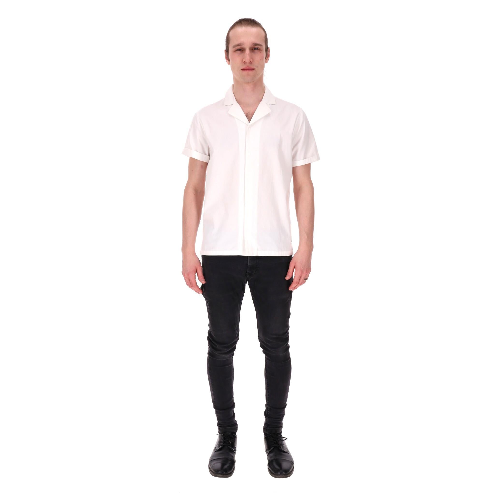Limited Edition - Folk X Goss Brothers 'The Drowned World' Cotton Shirt

White short-sleeved shirt crafted from cotton designed in collaboration with artists Nick and Phill Goss.

Featuring radioactive sunset print to rear and press-stud closure to