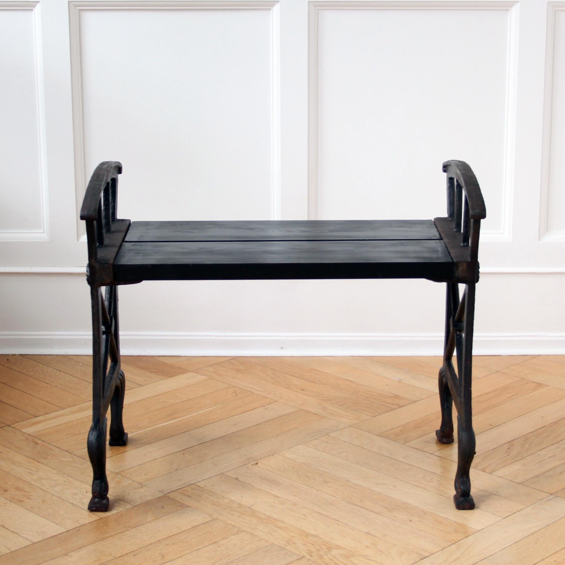 Folke Bensow - The Modern Scandinavian. 

Un banc sculptural - Park Bench no.2. 
Pour Nafveqvarns Bruk à l'occasion de l'exposition universelle de Paris en 1925.

Le banc est en fonte et en pin - peint en noir. 

Le banc est patiné pour avoir été