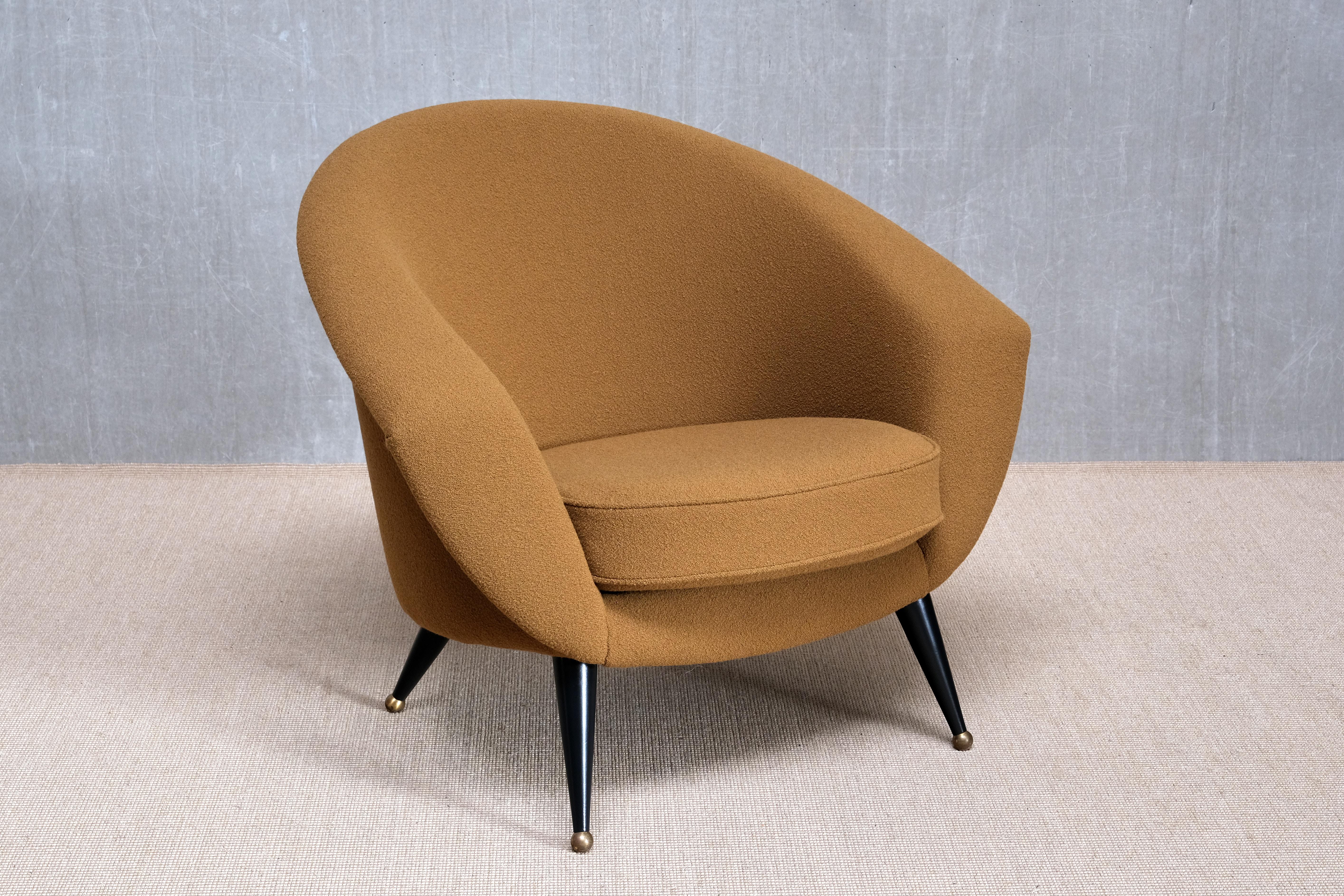 Este raro sillón fue diseñado por Folke Jansson en 1956. El modelo, llamado Tellus, fue fabricado por S.M. Wincrantz Möbelindustri en Skövde, Suecia. Conserva la etiqueta original del fabricante en la cara interior del marco.

El diseño está