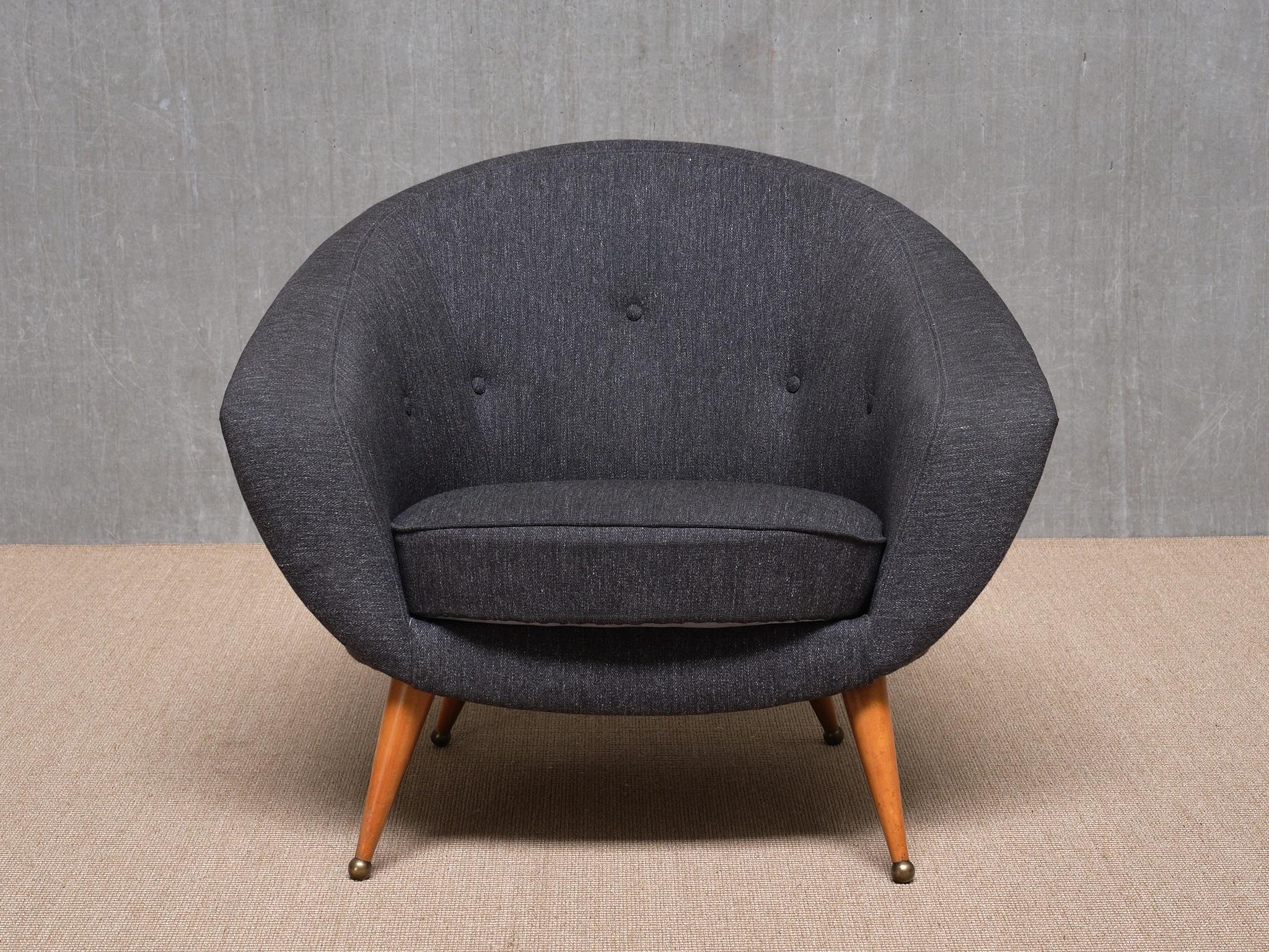 This rare armchair was designed by Folke Jansson in 1956. The model, named Tellus, was produced by S.M. Wincrantz Möbelindustri in Skövde, Sweden. The chair retains its original manufacturer label on the underside of the seat.

The design is