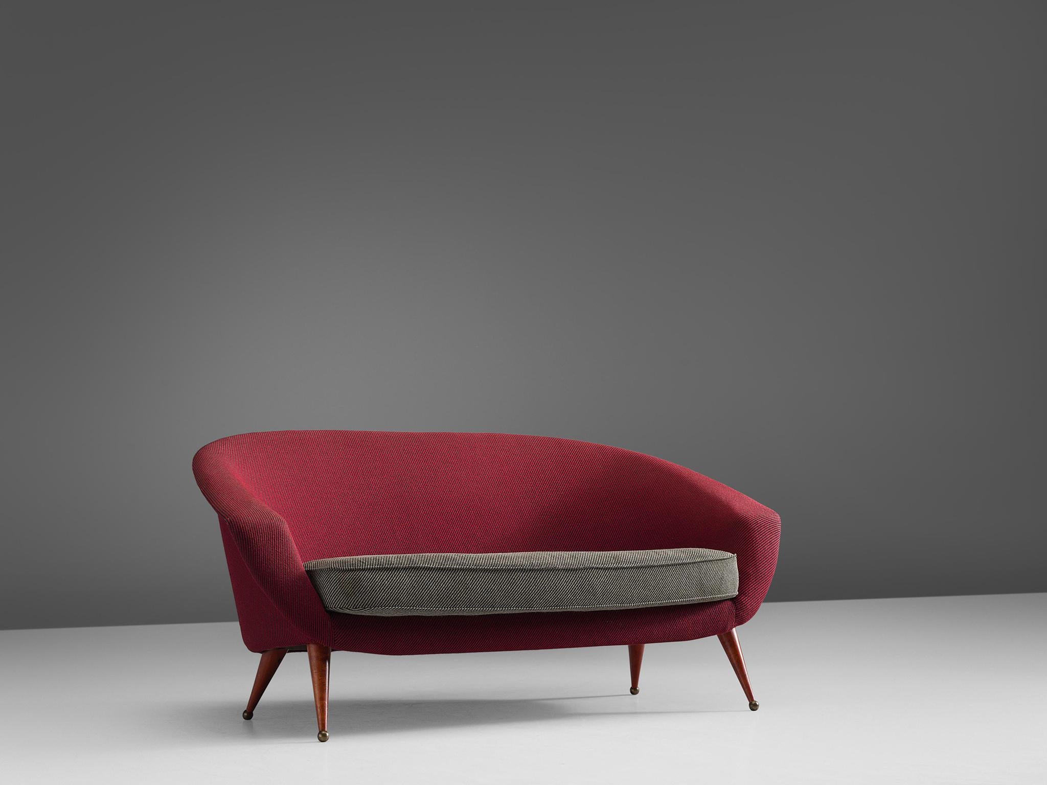 Loveseat 'Tellus', in red and grey fabric, wood and brass, by Folke Jansson, for S.M. Wincrantz, Sweden, 1956.

Elegant sofa by Swedish designer Folke Jansson. This design shows beautiful flowing lines. Starting with the four stained wooden legs.