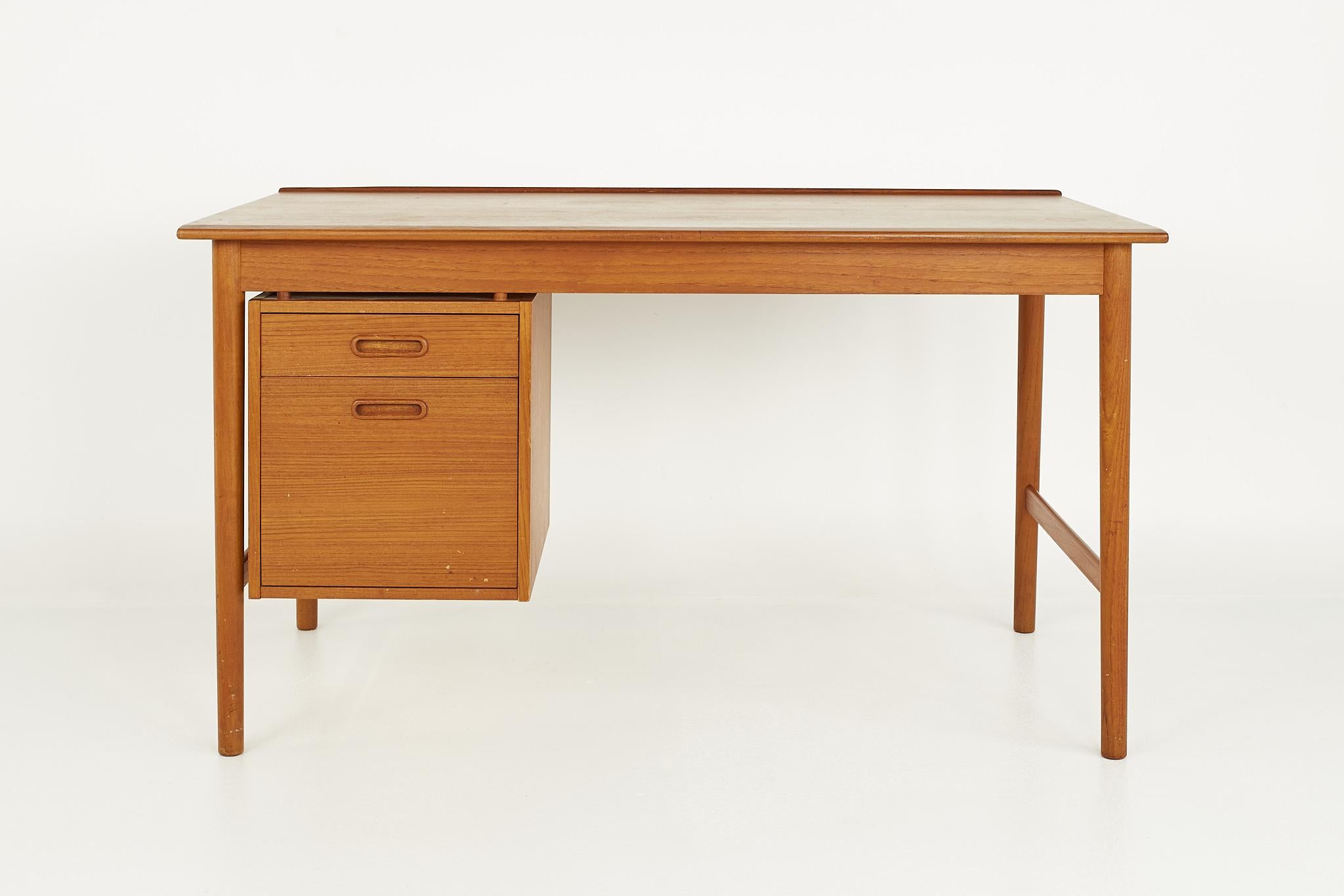 Folke Ohlsson for Dux Mid Century Teak Desk

Desk measures: 51 wide x 27.5 deep x 28.75 inches high, with a chair clearance of 25 inches 

?All pieces of furniture can be had in what we call restored vintage condition. That means the piece is