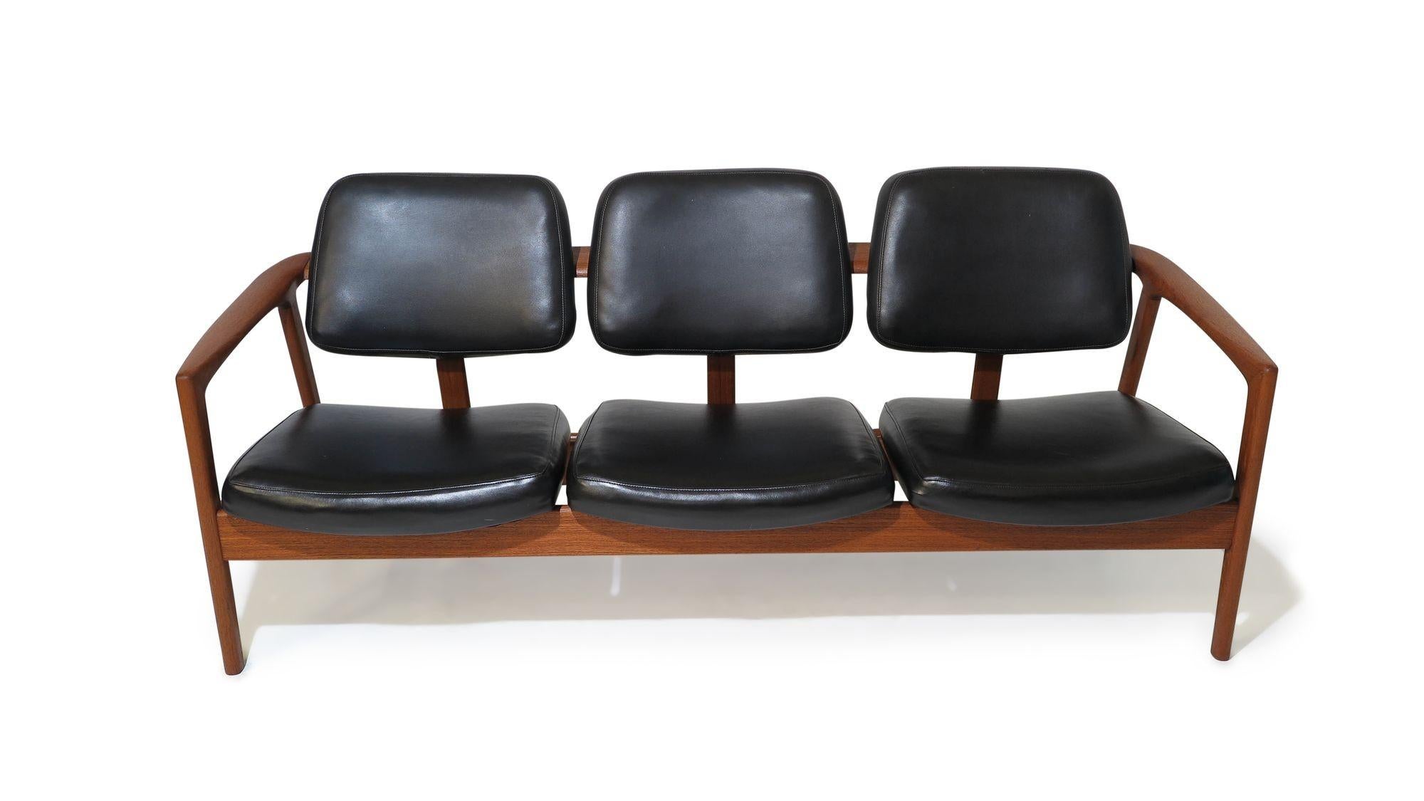 Folke Ohlsson: Ascot-Sofa mit Teakholzrahmen in Schwarz (20. Jahrhundert) im Angebot