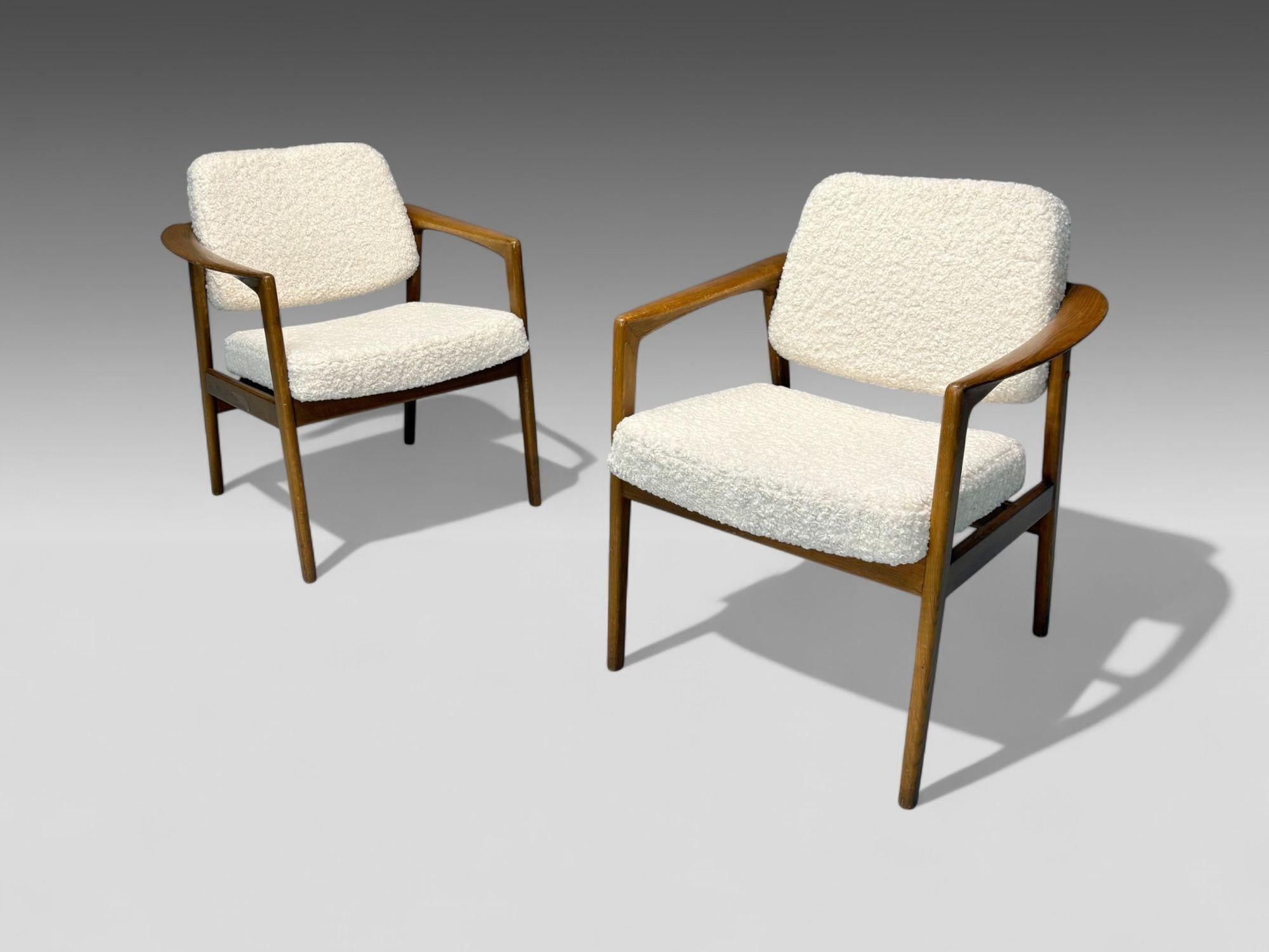 Folke Ohlsson attr., Swedish Modern, White Shearling, Oak, Arm Chairs, Sweden, 1960s

Pair of Swedish modern lounge chairs attributed to Folke Ohlsson (Sweden, 1919-2003). Each example is finished in a luxurious genuine white shearling fabric and