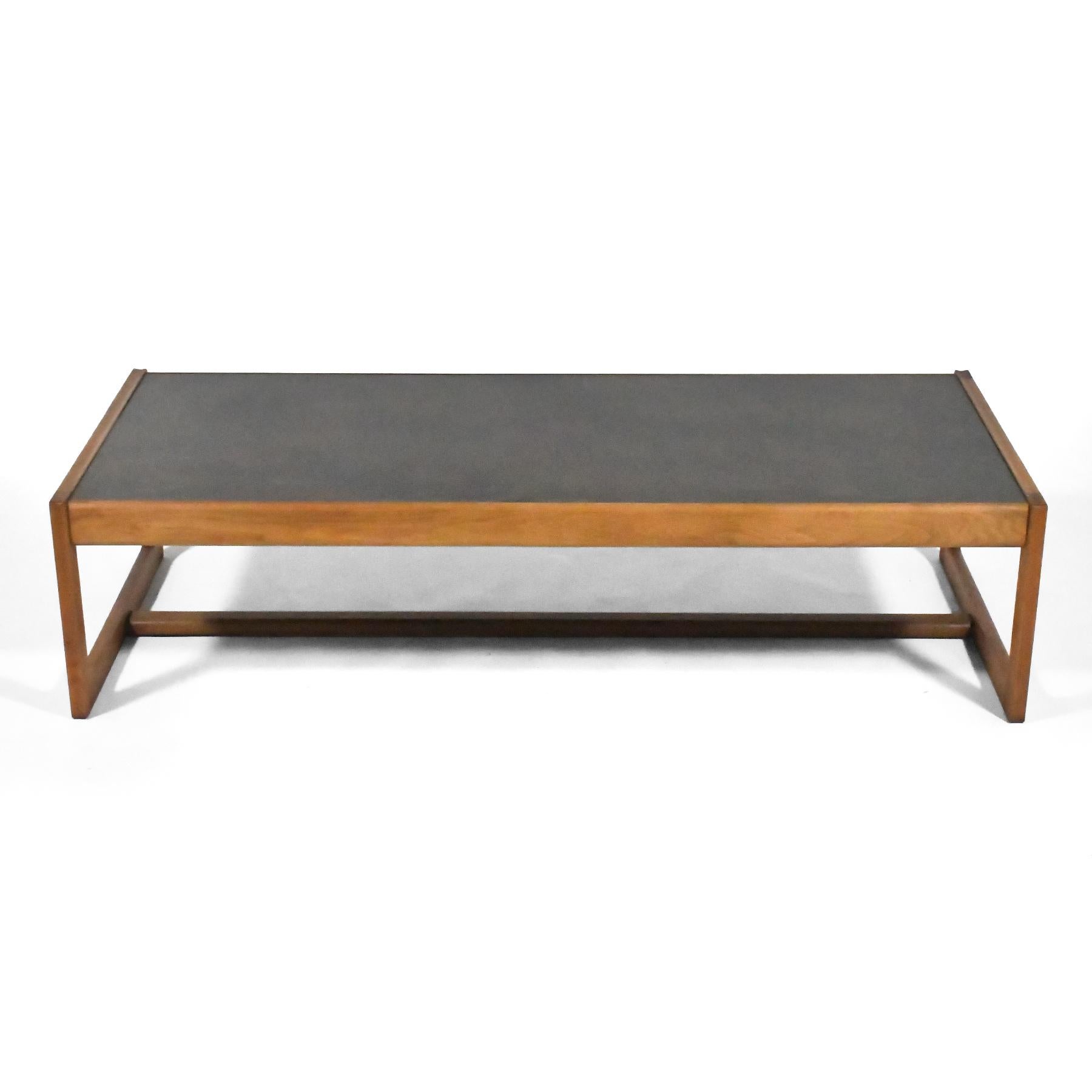 Scandinave moderne Table basse Folke Ohlsson avec plateau en bronze par DUX en vente