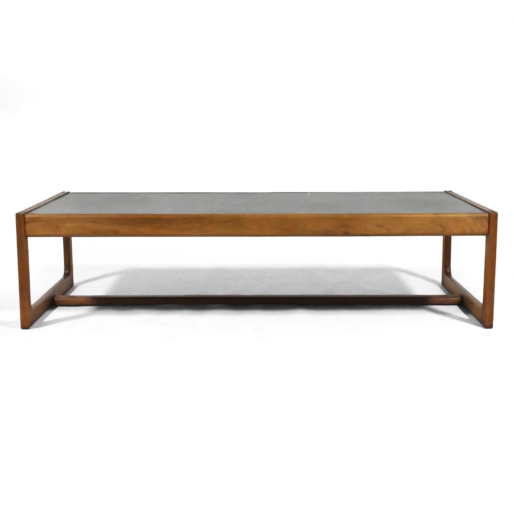 Américain Table basse Folke Ohlsson avec plateau en bronze par DUX en vente
