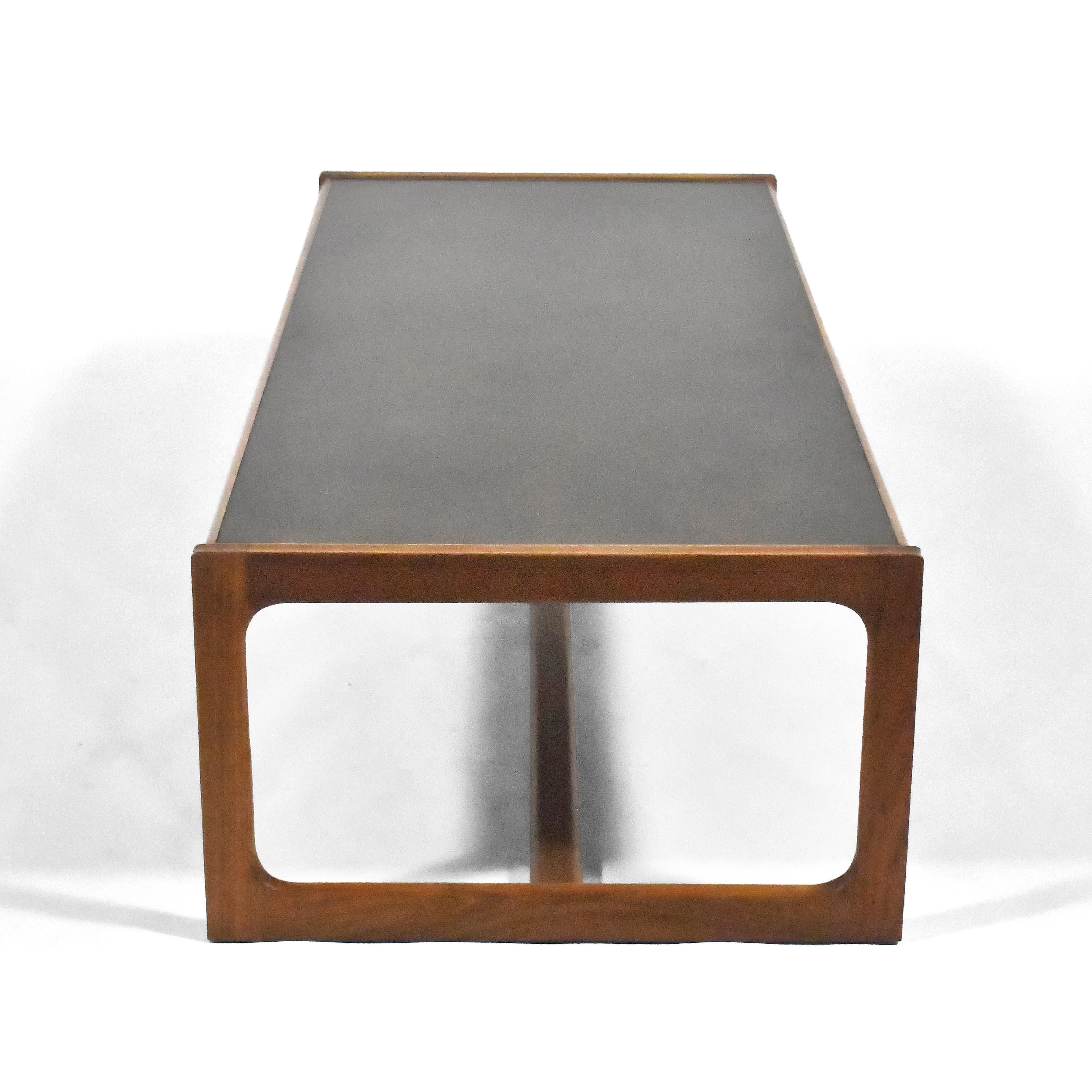 Milieu du XXe siècle Table basse Folke Ohlsson avec plateau en bronze par DUX en vente