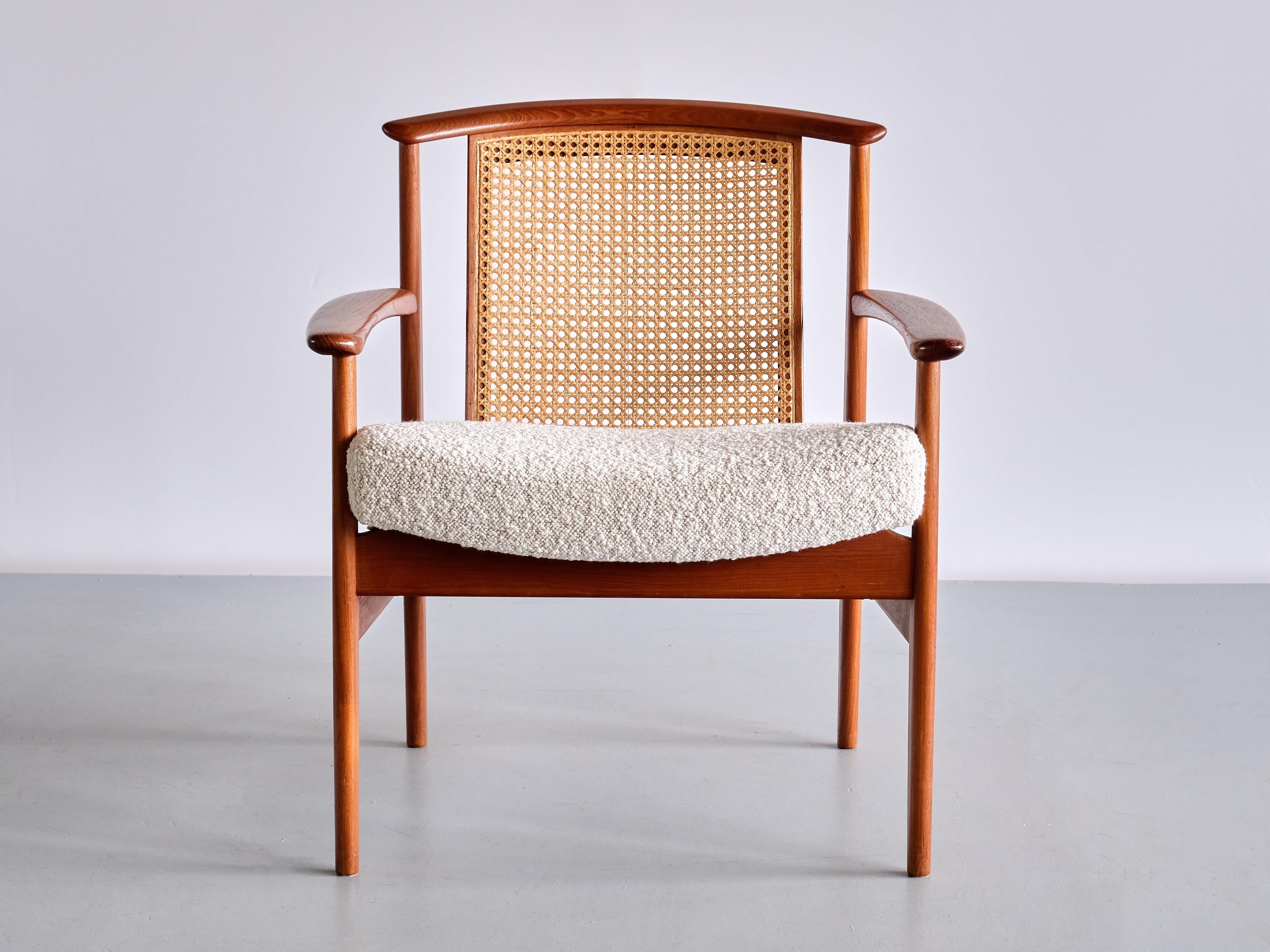 This rare armchair was designed by Folke Ohlsson and produced by the Swedish manufacturer DUX in the 1960s. This particular model was named 'Dallas'.
The elegant design is marked by the centrally placed, slightly sloping backrest in French cane.