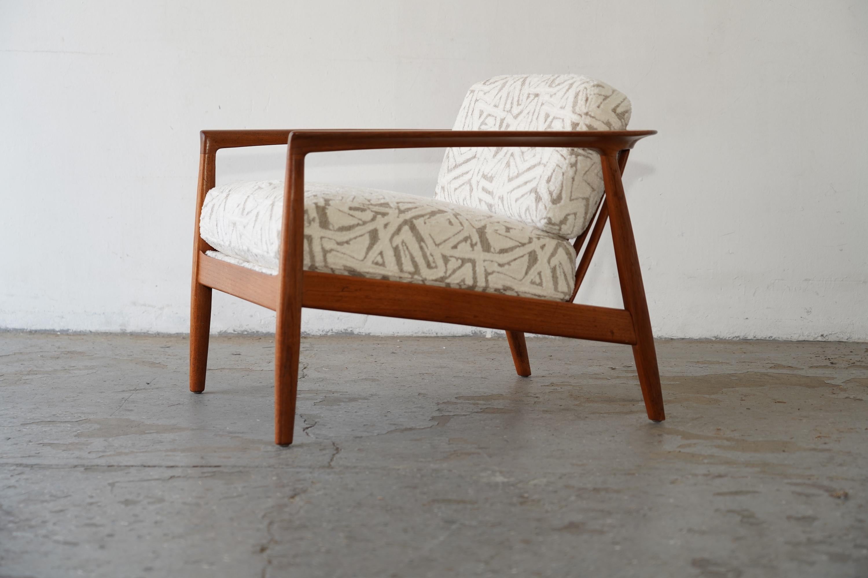 Folke Ohlsson Chaise longue moderne danoise en noyer pour DUX Model No 72-C
Exemple magnifiquement raffiné du design scandinave, cette chaise longue en noyer des années 1960 a été conçue par Folke Ohlsson pour l'entreprise suédoise DUX. Connue sous