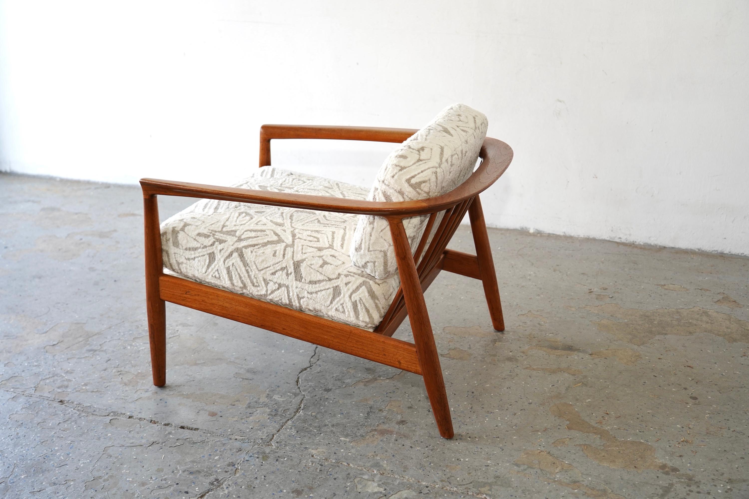 Milieu du XXe siècle Folke Ohlsson Chaise longue moderne danoise en noyer pour DUX Model No 72-C en vente