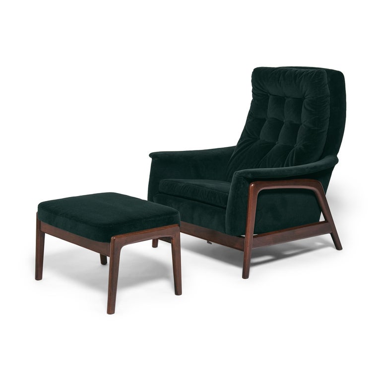 This vintage reclining lounge chair with matching ottoman was designed in the 1960s by Swedish designer Folke Ohlsson for DUX. Known as the 